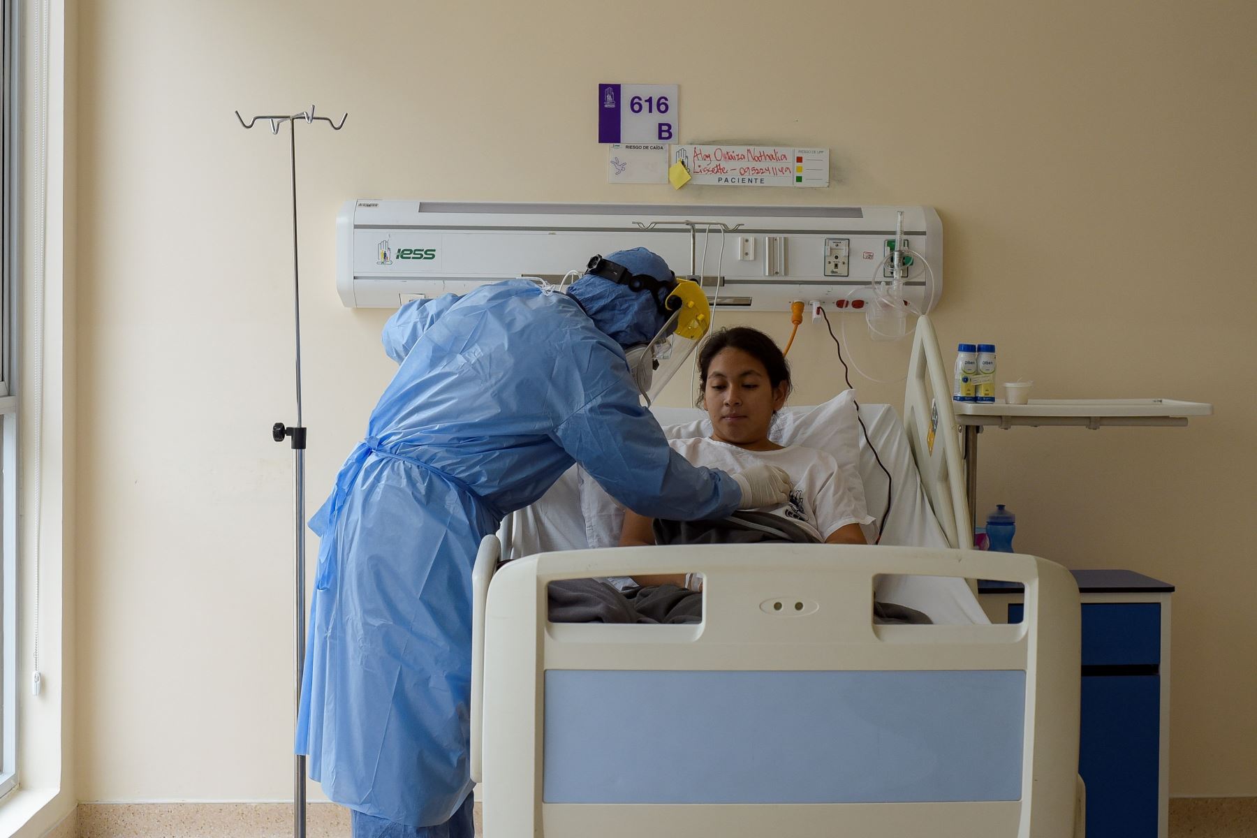 Un médico de la Unidad de Cuidados Intensivos (UCI) del hospital "Los Ceibos", de la ciudad portuaria de Guayaquil, Ecuador, pasa revista a una paciente contagiada de covid -19. Foto: EFE