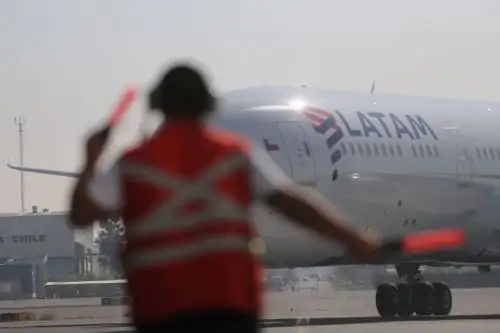La aerolínea, que cuenta con unos 2,000 trabajadores y transportó a 3.1 millones de pasajeros en el 2019, ofrecerá alternativas para los pasajeros. ANDINA/Difusión