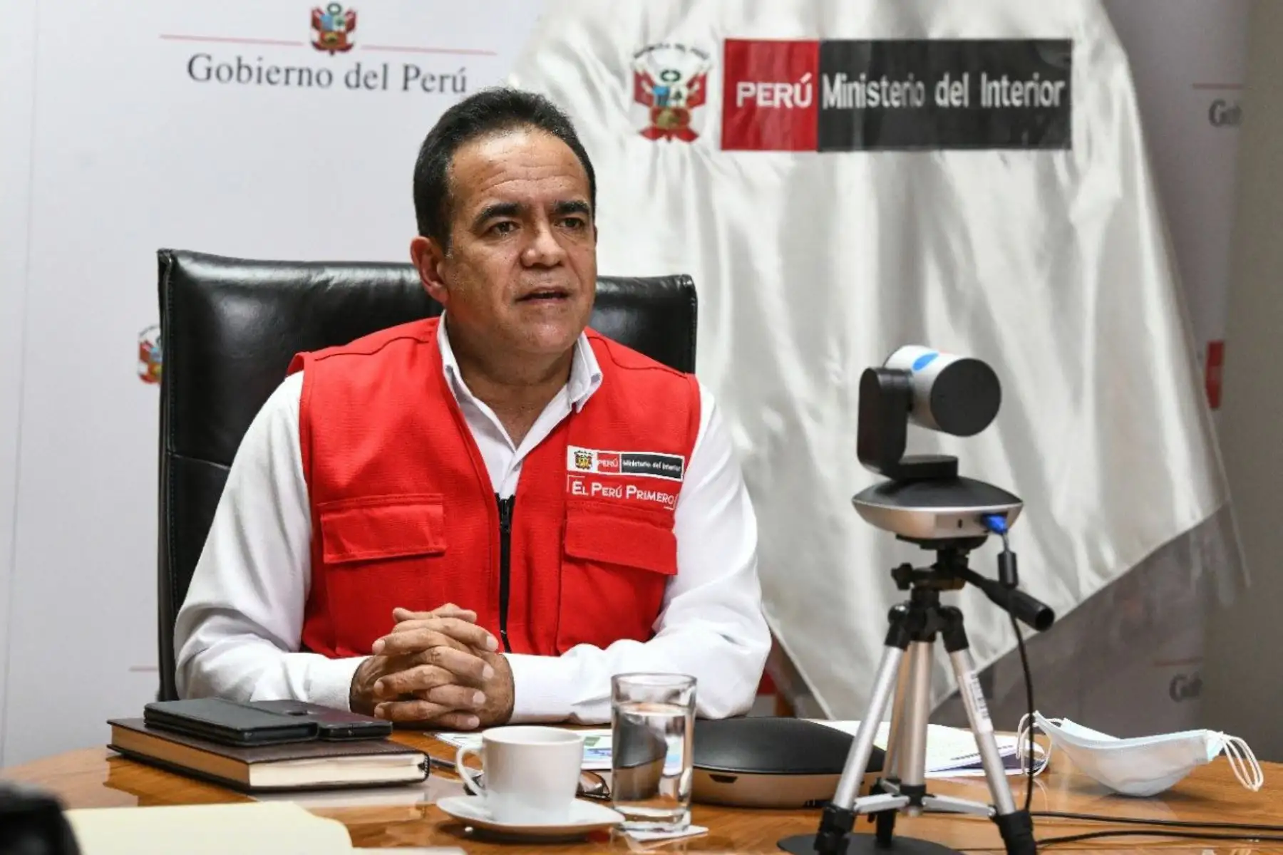 Ministro del Interior, Gastón Rodríguez realiza videoconferencia con los gobernadores regionales de la zona norte del Perú, entre ellos Piura, Áncash, Cajamarca, La Libertad, Lambayeque y Tumbes  con el fin de articular acciones inmediatas para continuar combatiendo el covid-19.
Foto: Ministerio del Interior
