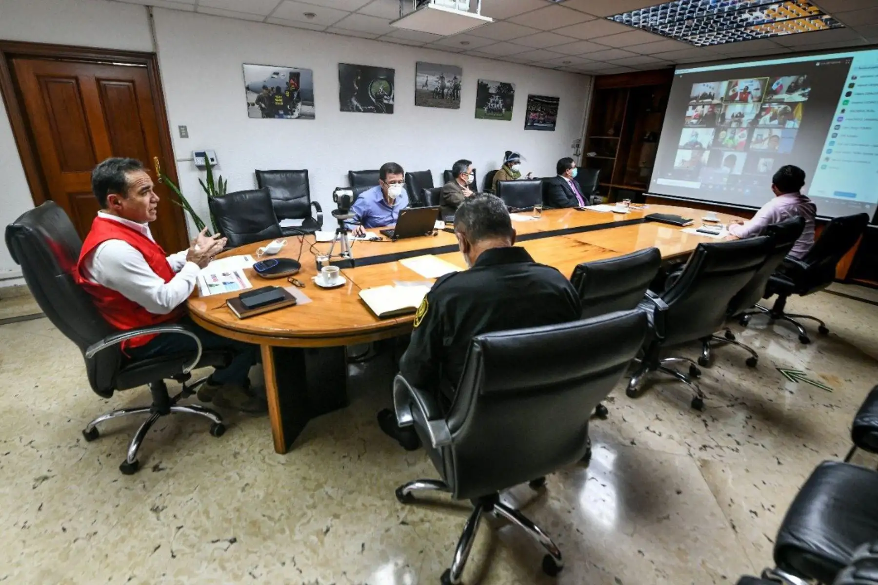 Ministro del Interior, Gastón Rodríguez realiza videoconferencia con los gobernadores regionales de la zona norte del Perú, entre ellos Piura, Áncash, Cajamarca, La Libertad, Lambayeque y Tumbes  con el fin de articular acciones inmediatas para continuar combatiendo el covid-19.
Foto: Ministerio del Interior