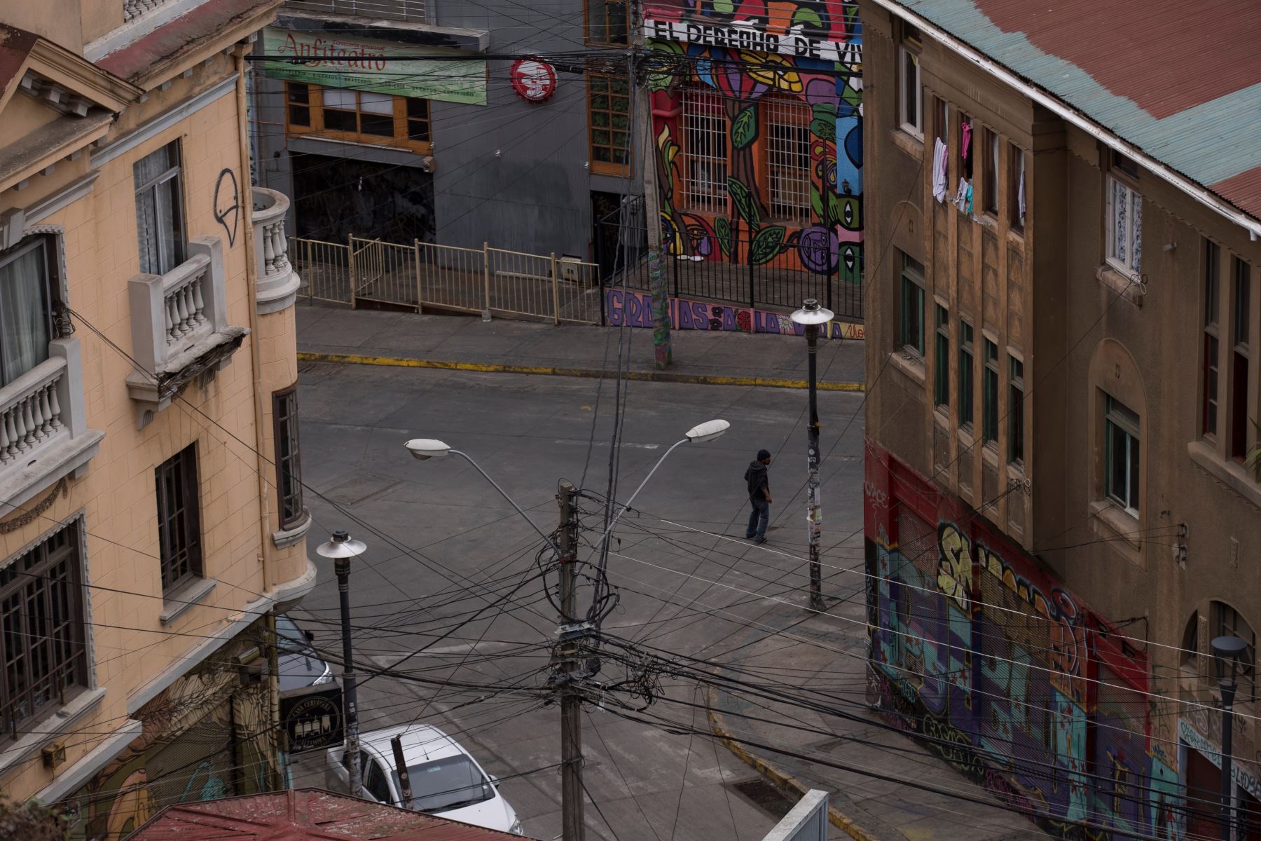 Un hombre cruza una calle durante la cuarentena obligatoria declarada para frenar el avance del coronavirus en la ciudad de Valparaíso (Chile). Foto: EFE