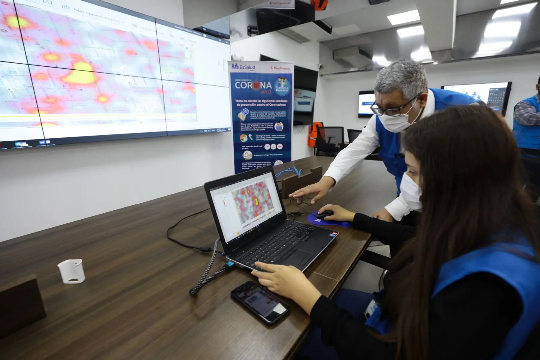 La Unidad de Inteligencia y Análisis de Datos del Seguro Social de Salud (EsSalud), a través de su herramienta el “Mapa del Calor”, ha registrado el desplazamiento del comercio informal en la capital, pero sobre todo, el incremento de los casos del COVID-19 en cada una de las zonas donde se ubicaron los ambulantes.
Foto: Essalud