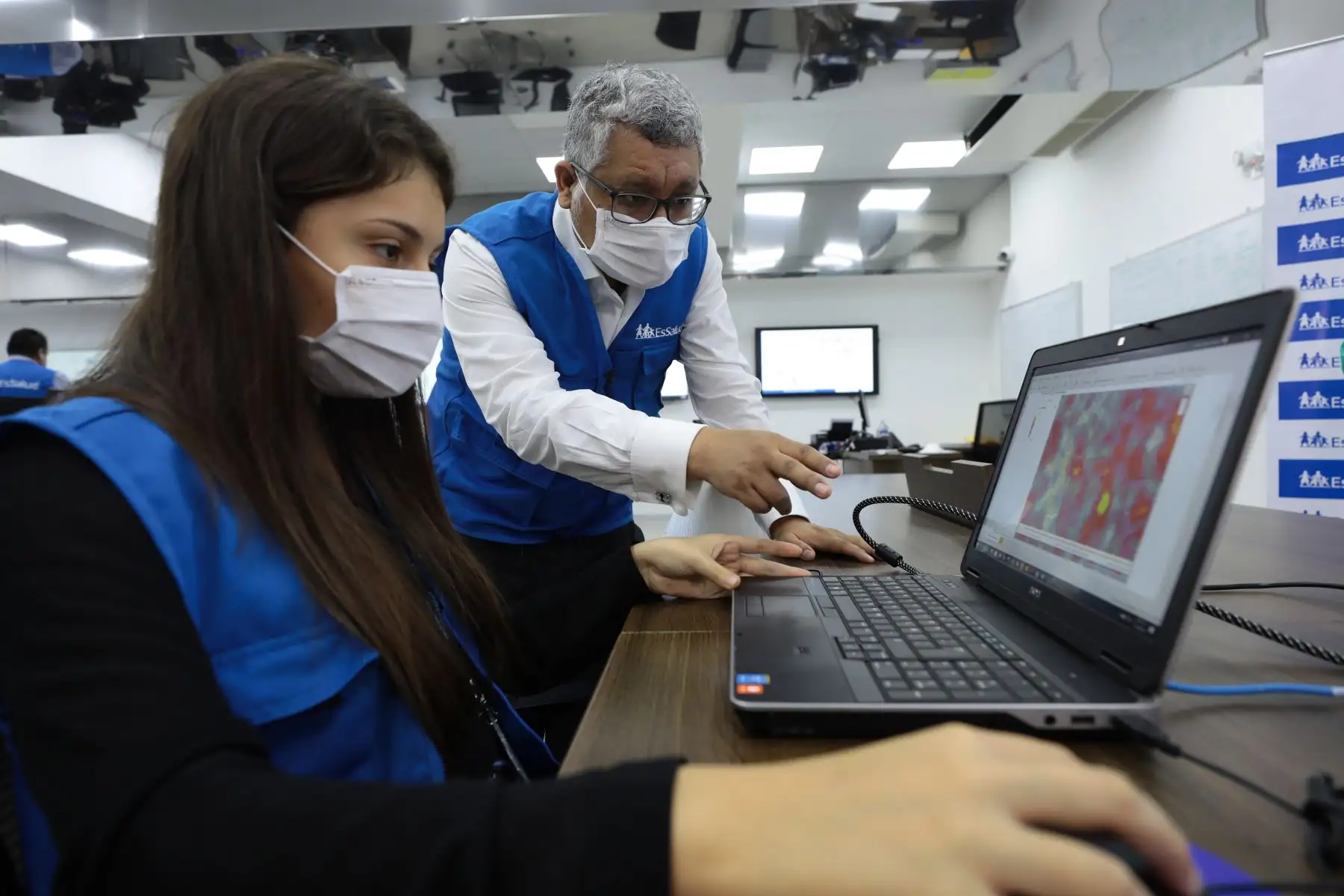La Unidad de Inteligencia y Análisis de Datos del Seguro Social de Salud (EsSalud), a través de su herramienta el “Mapa del Calor”, ha registrado el desplazamiento del comercio informal en la capital, pero sobre todo, el incremento de los casos del COVID-19 en cada una de las zonas donde se ubicaron los ambulantes.
Foto: Essalud