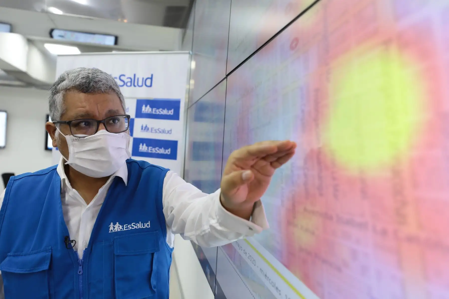 La Unidad de Inteligencia y Análisis de Datos del Seguro Social de Salud (EsSalud), a través de su herramienta el “Mapa del Calor”, ha registrado el desplazamiento del comercio informal en la capital, pero sobre todo, el incremento de los casos del COVID-19 en cada una de las zonas donde se ubicaron los ambulantes.
Foto: Essalud
