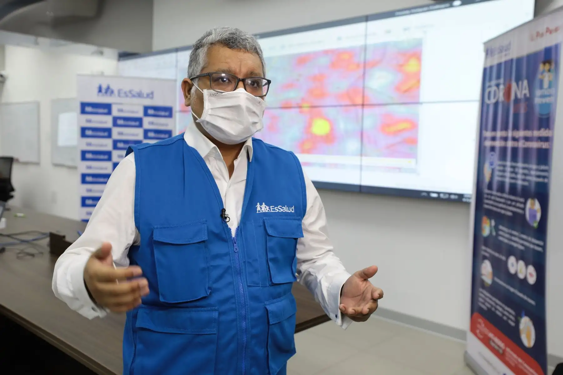 La Unidad de Inteligencia y Análisis de Datos del Seguro Social de Salud (EsSalud), a través de su herramienta el “Mapa del Calor”, ha registrado el desplazamiento del comercio informal en la capital, pero sobre todo, el incremento de los casos del COVID-19 en cada una de las zonas donde se ubicaron los ambulantes.
Foto: Essalud