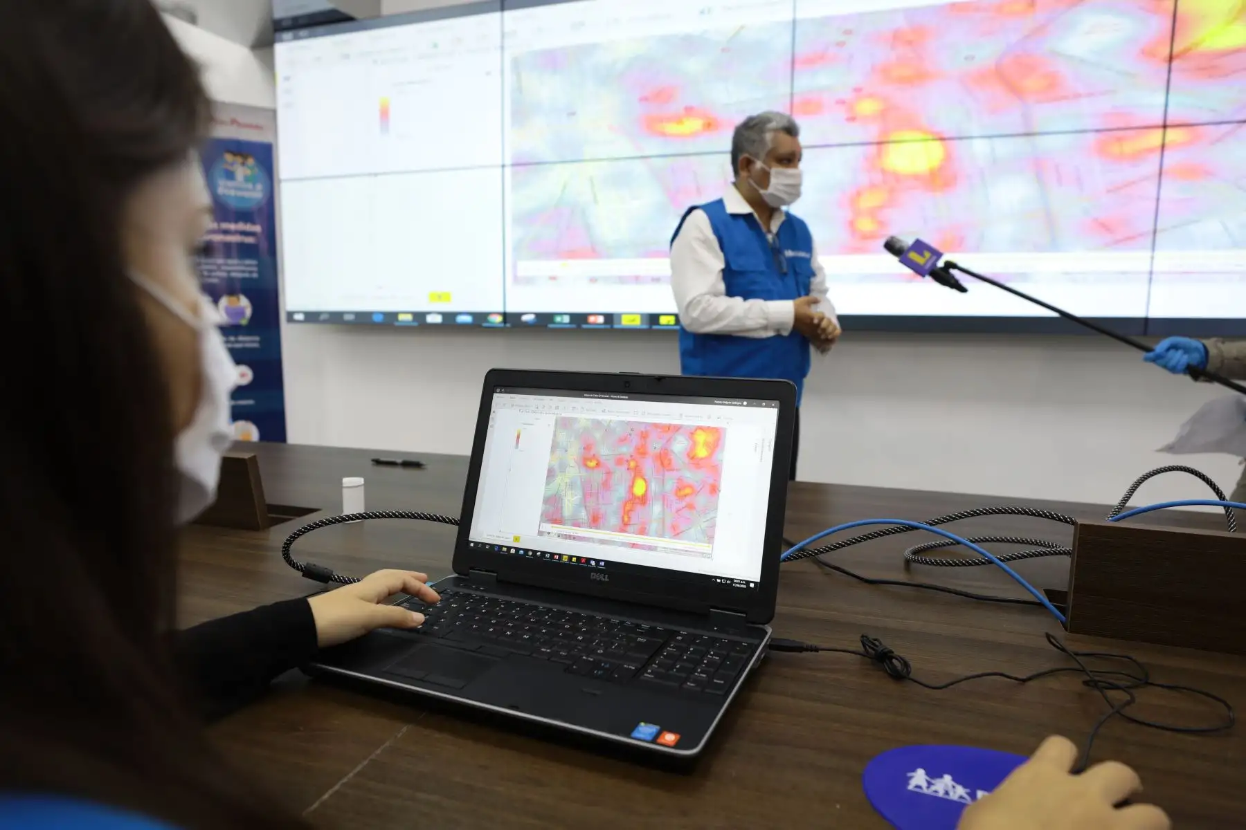 La Unidad de Inteligencia y Análisis de Datos del Seguro Social de Salud (EsSalud), a través de su herramienta el “Mapa del Calor”, ha registrado el desplazamiento del comercio informal en la capital, pero sobre todo, el incremento de los casos del COVID-19 en cada una de las zonas donde se ubicaron los ambulantes.
Foto: Essalud