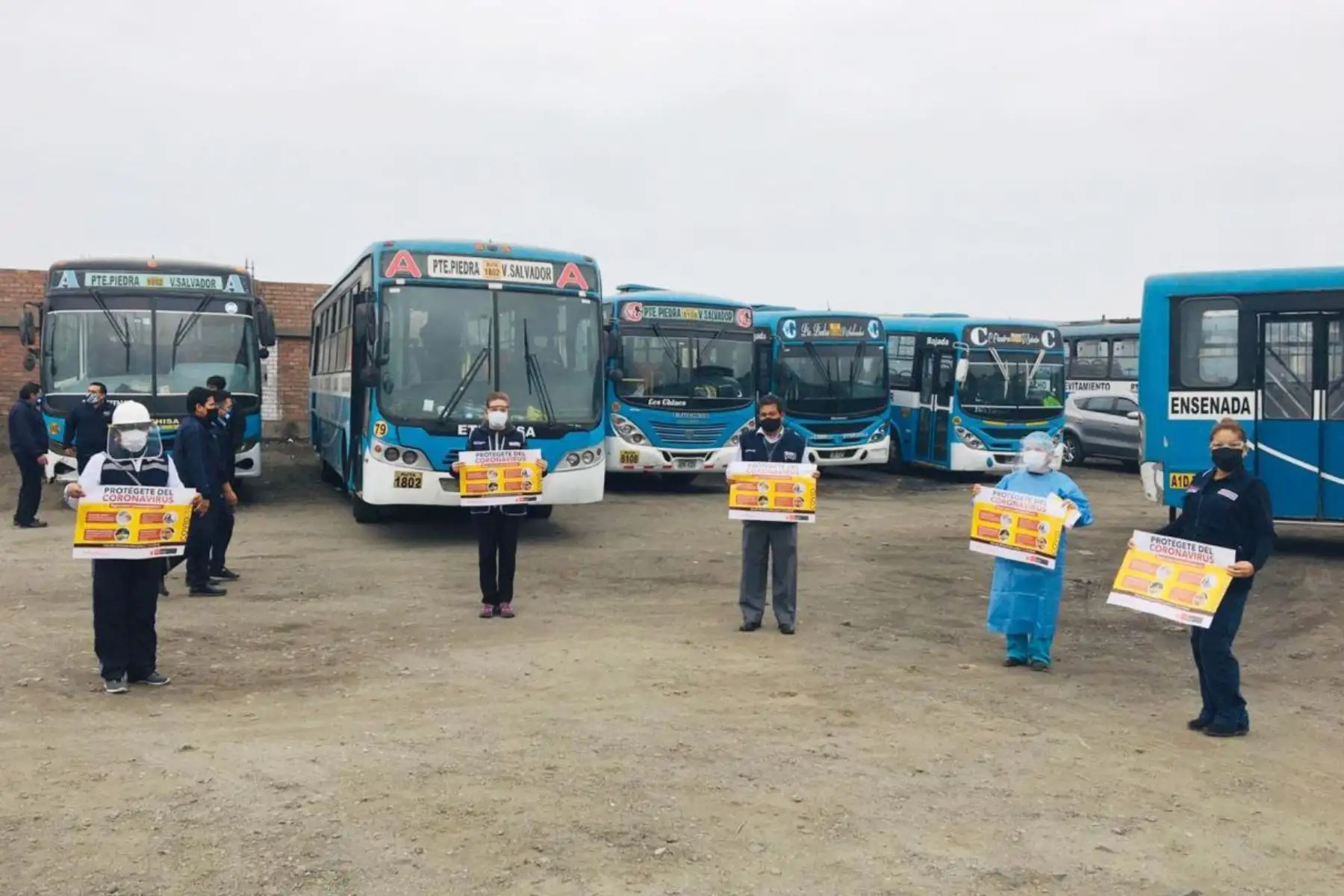 Esta mañana 100 trabajadores de la empresa de transportes "Cóndor” “C” de los “Chinos” de ruta Villa el Salvador - Puente Piedra, son tamizados por equipos de respuesta rápida de DIRIS Lima Sur a fin de descartar el Covid-19. Foto: ANDINA/Minsa
