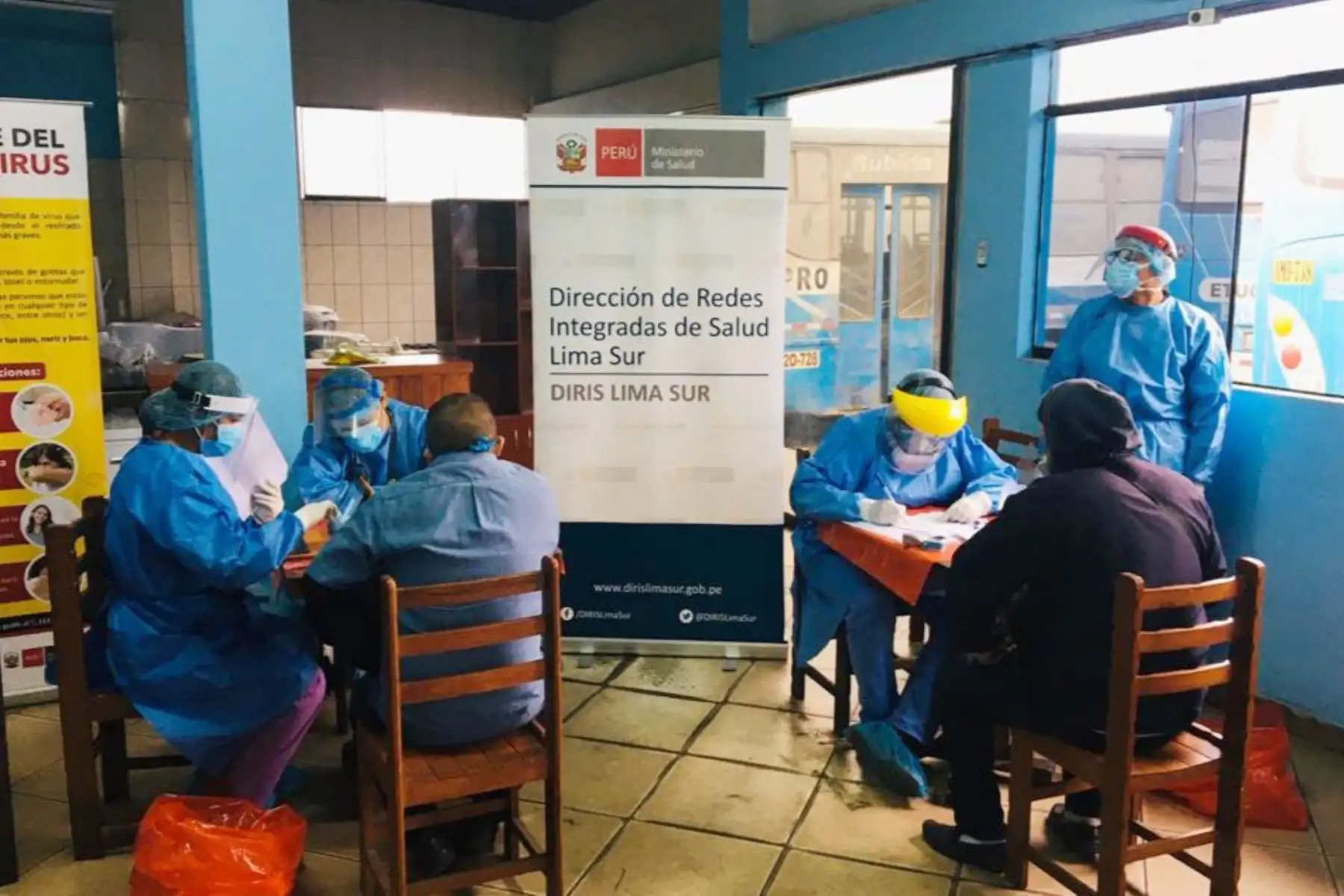 Esta mañana 100 trabajadores de la empresa de transportes "Cóndor” “C” de los “Chinos” de ruta Villa el Salvador - Puente Piedra, son tamizados por equipos de respuesta rápida de DIRIS Lima Sur a fin de descartar el Covid-19. Foto: ANDINA/Minsa