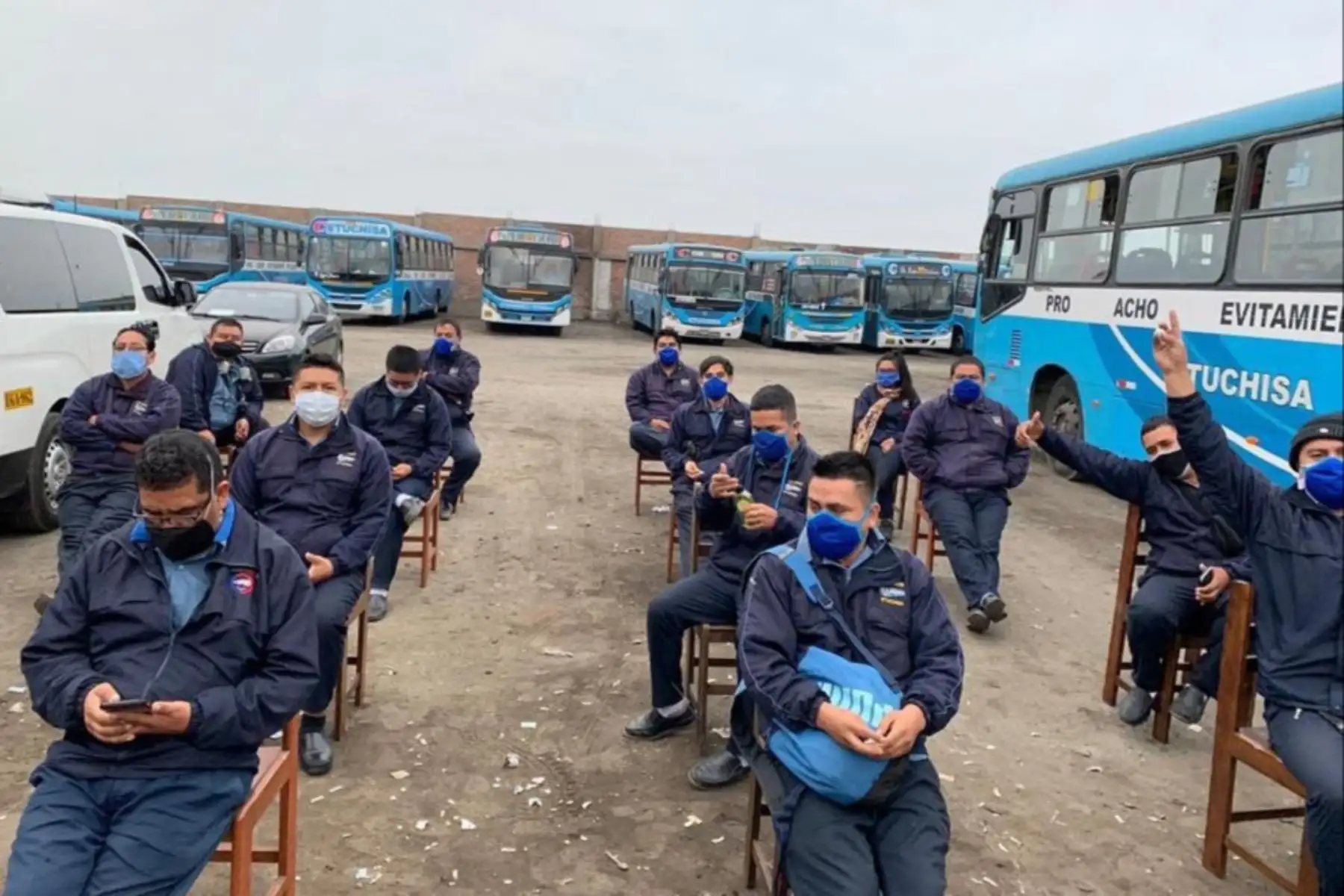 A los transportistas se les brindó orientación para llevar un adecuado aislamiento domiciliario en caso fueran positivos a coronavirus, se les enseñó el correcto lavado de manos y las recomendaciones para evitar los contagios dentro de sus unidades de transporte. Foto: ANDINA/Minsa