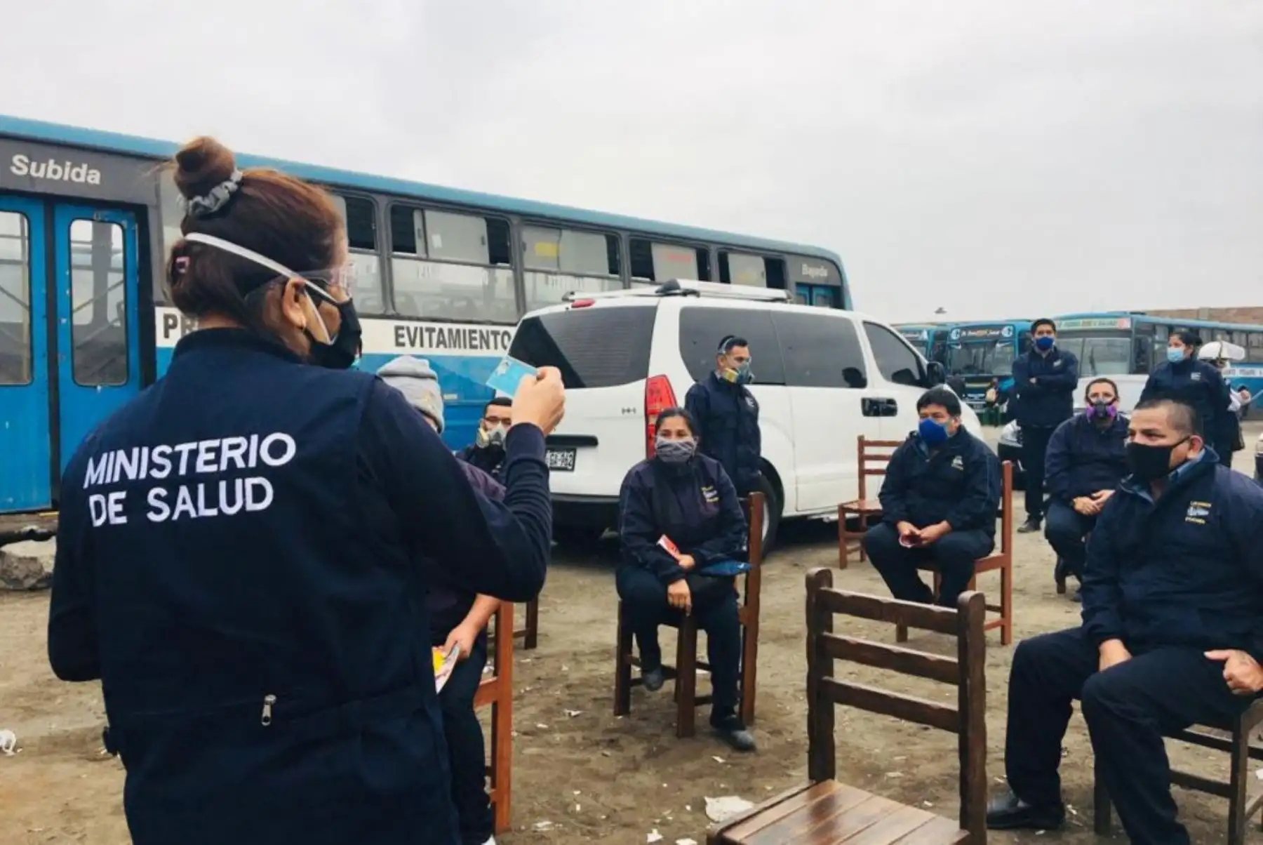 A los transportistas se les brindó orientación para llevar un adecuado aislamiento domiciliario en caso fueran positivos a coronavirus, se les enseñó el correcto lavado de manos y las recomendaciones para evitar los contagios dentro de sus unidades de transporte. Foto: ANDINA/Minsa