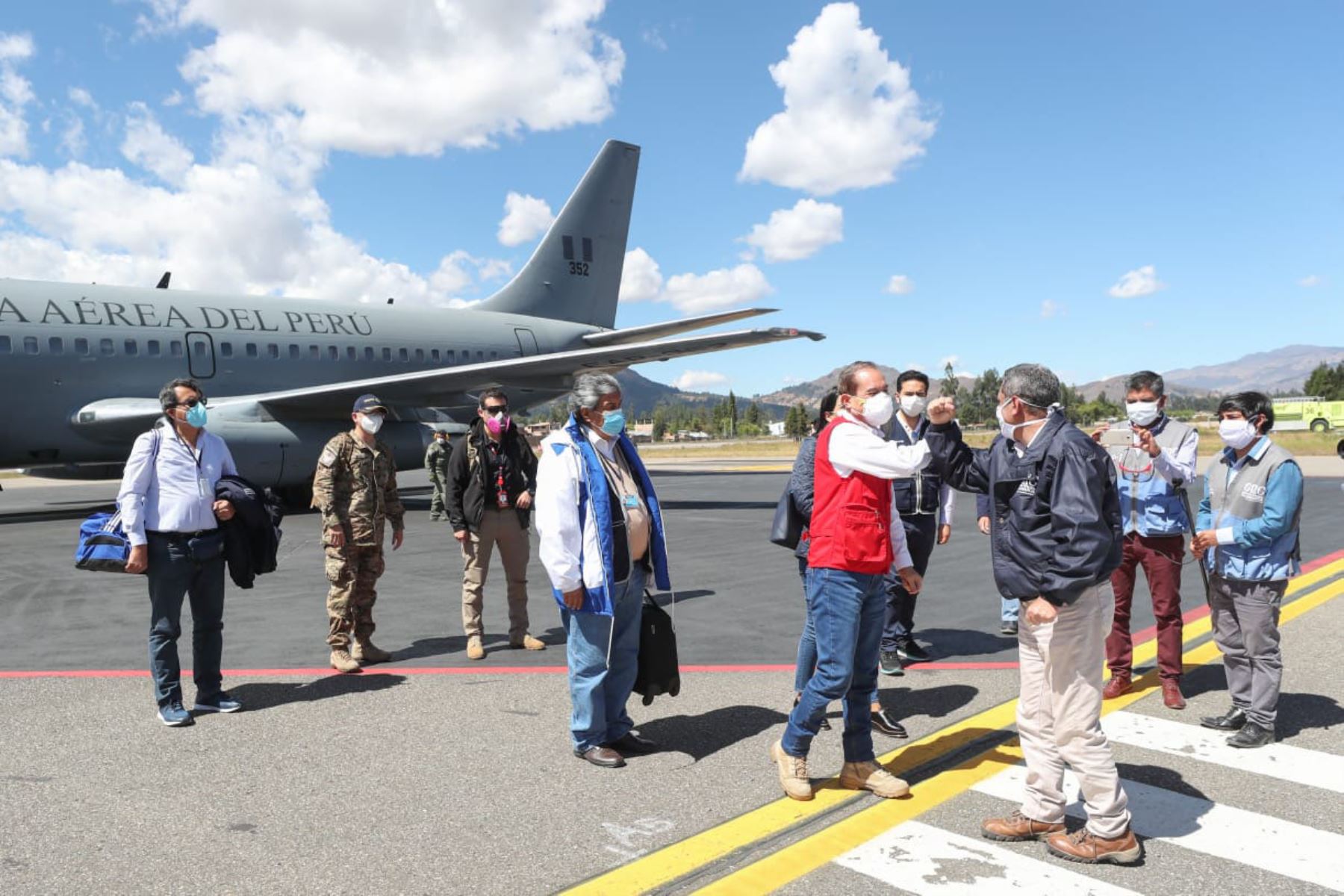 En un vuelo de la Fuerza Aérea del Perú, el ministro de Defensa, Walter Martos, llegó a Cajamarca con un lote de medicamentos y equipos para covid-19. ANDINA/Difusión