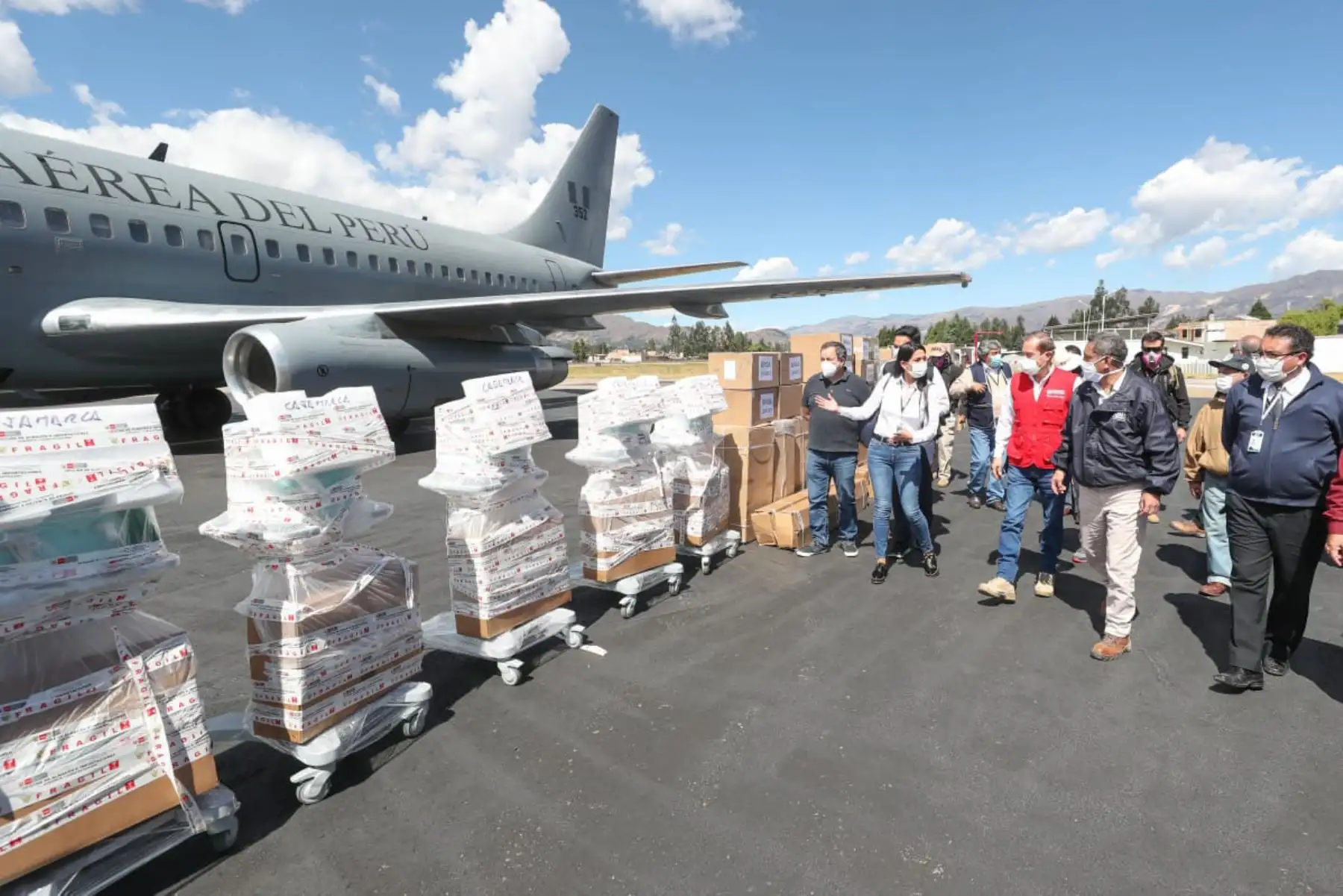 Ministro de Defensa Walter Martos llega a Cajamarca para reunirse con el  gobernador Mesias Guevara, autoridades locales y el congresista Widman Vigo, a fin de  supervisar la descarga de más de 2.3 toneladas de material de salud, entre 5 respiradores de alta gama, pruebas rápidas y equipos de protección para la región.
Foto: Mindef