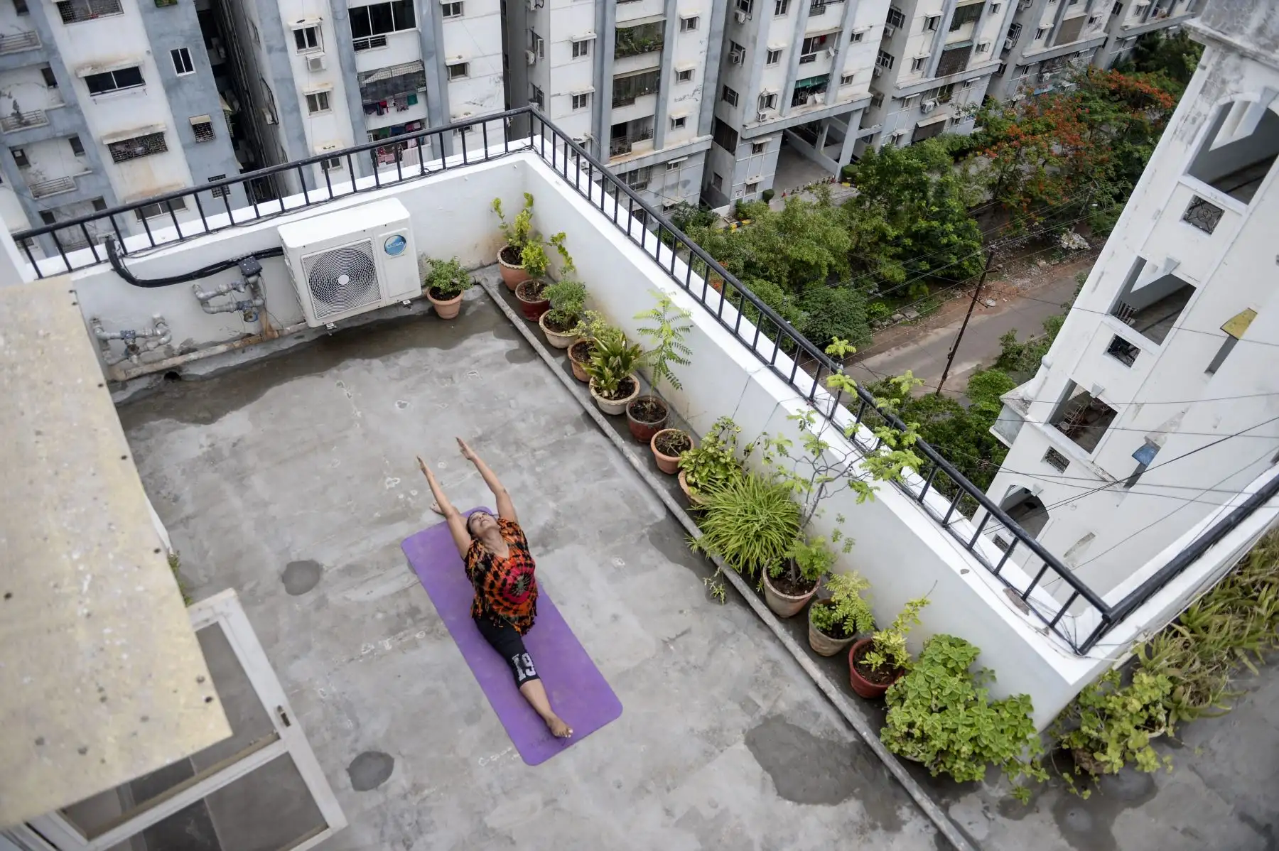 La instructora Pratibha Agarwal de Anahata Yoga Zone realiza posturas de yoga en la terraza de un edificio en Hyderabad. Foto: AFP