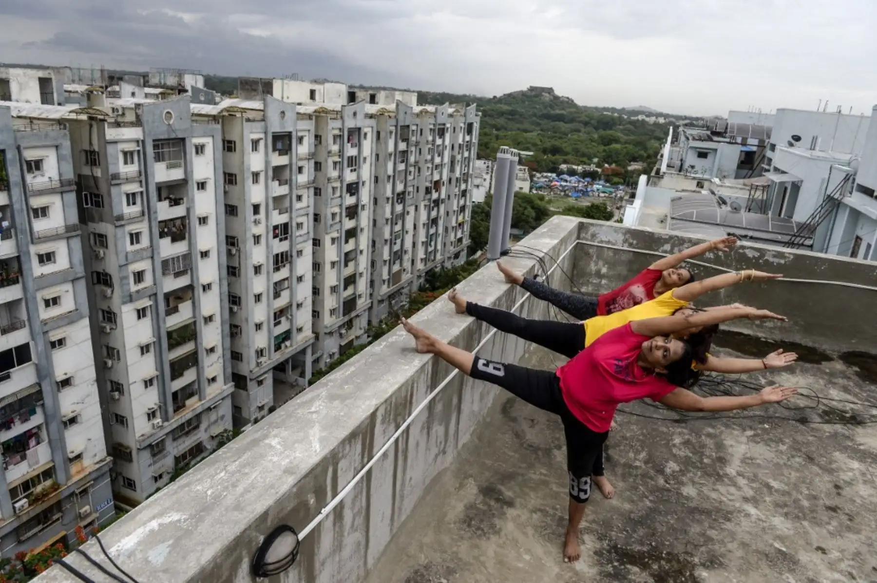 Los instructores de Anahata Yoga Zone realizan posturas de yoga en Hyderabad. Foto: AFP