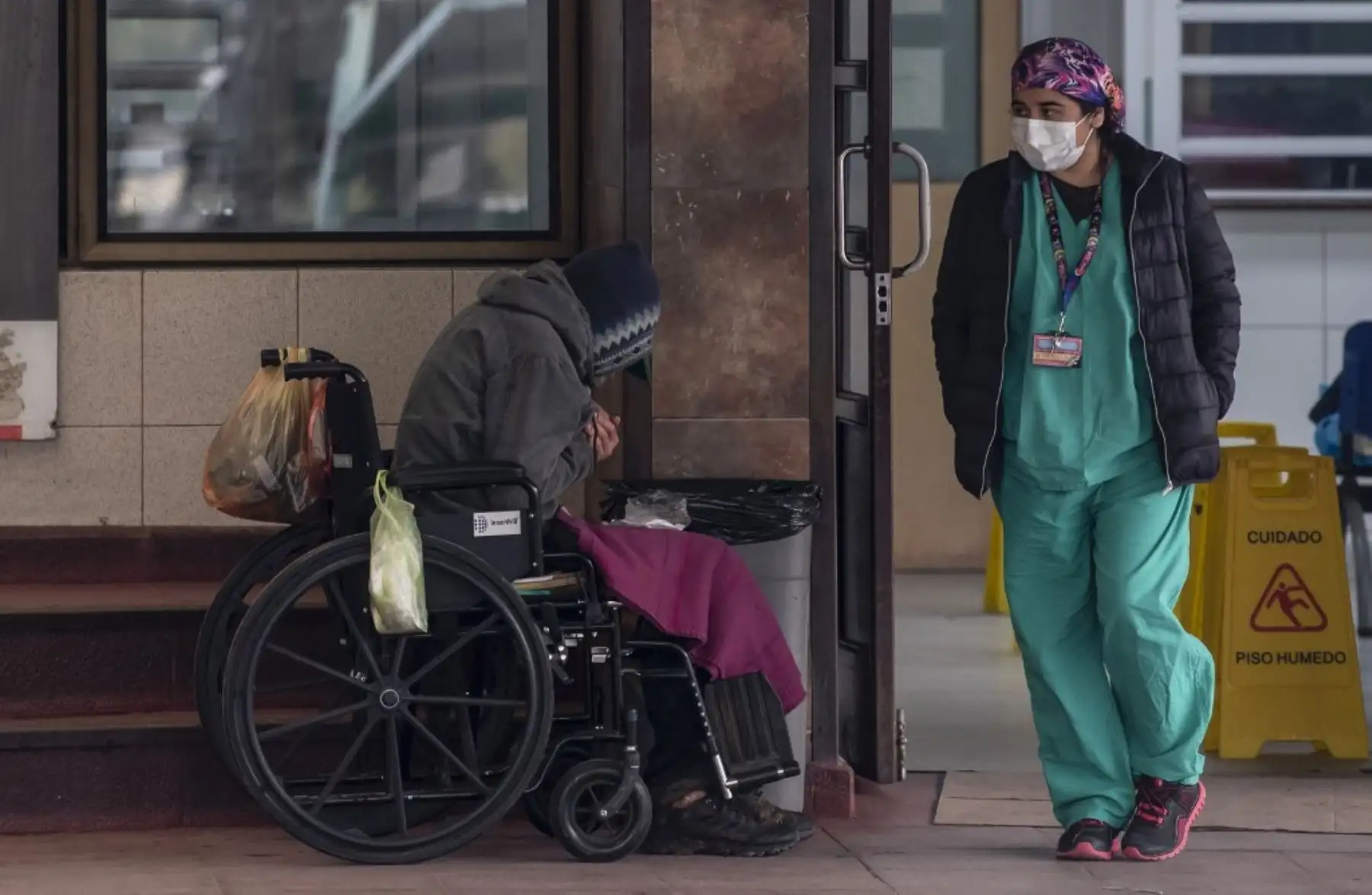 Una persona sin hogar espera afuera del área de emergencia del Hospital San José, en Santiago de Chile. Foto: AFP