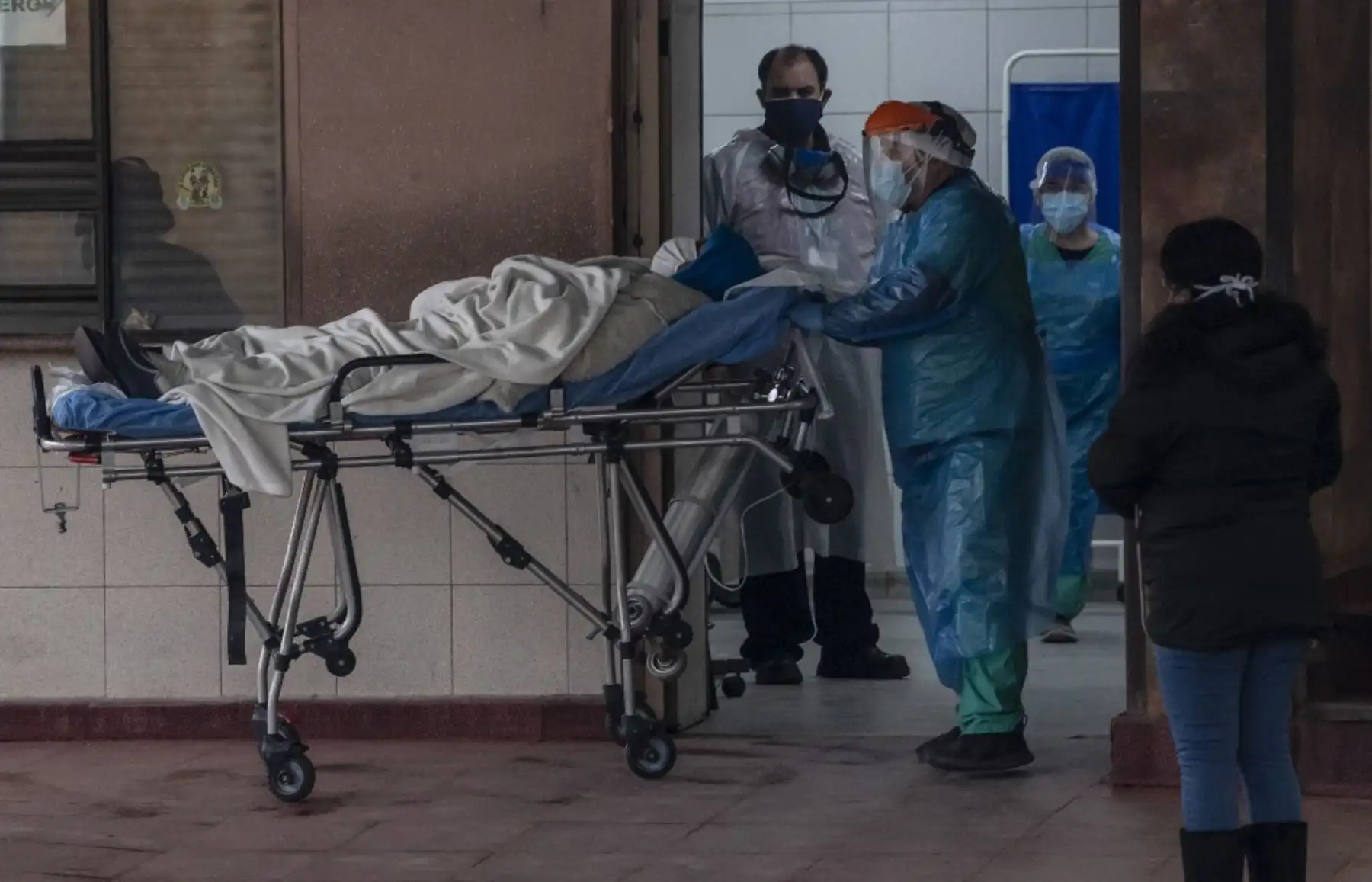 El personal de salud transfiere a un paciente con síntomas del nuevo coronavirus COVID-19 después de ser ingresado en el Hospital San José, en  Santiago de Chile. Foto: AFP