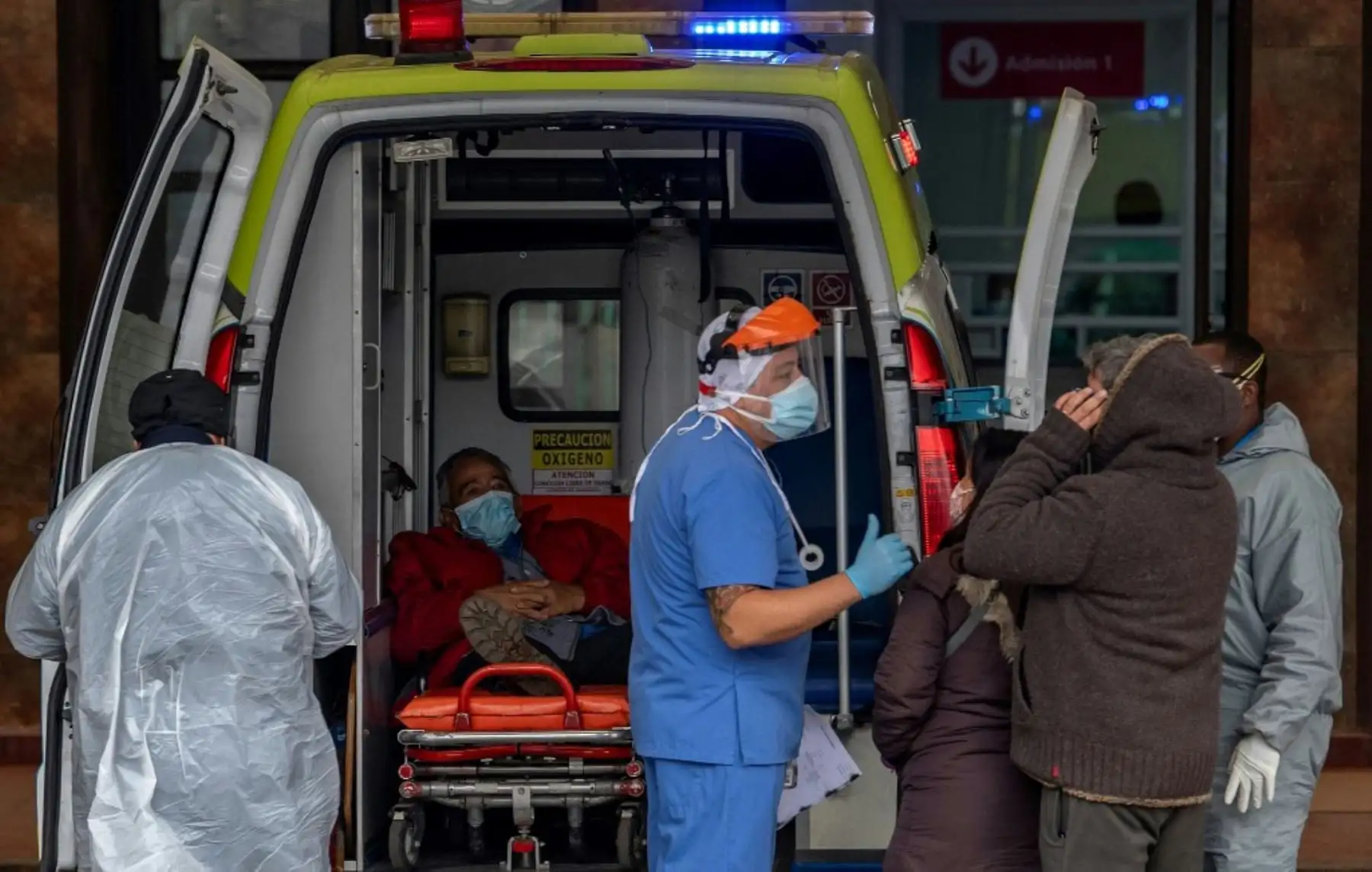 Un paciente con síntomas del nuevo coronavirus COVID-19 espera dentro de una ambulancia para ser ingresado en el Hospital San José, en Santiago de Chile. Foto: AFP