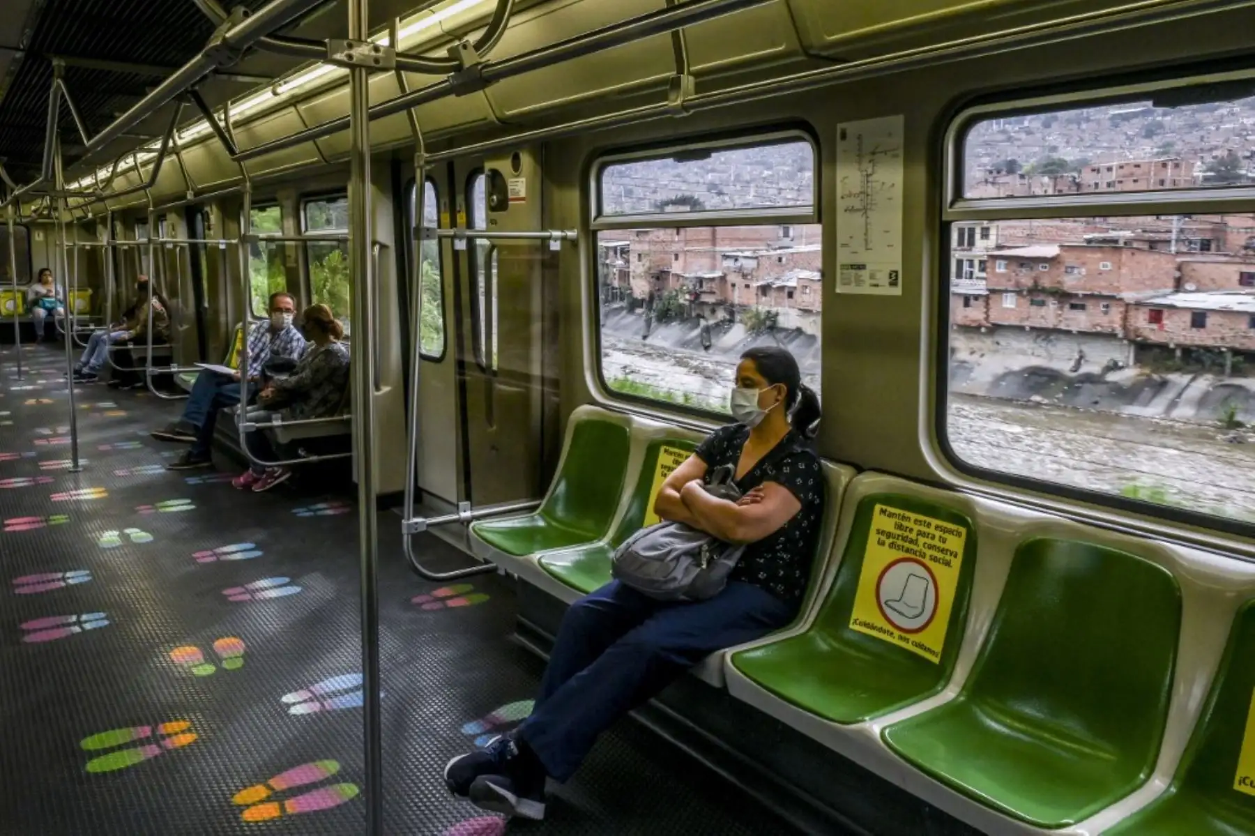 Los viajeros del Metro usan mascarillas y mantienen la distancia social como medidas preventivas contra la propagación del nuevo coronavirus COVID-19, en el metro de Medellín, Colombia. Foto: AFP