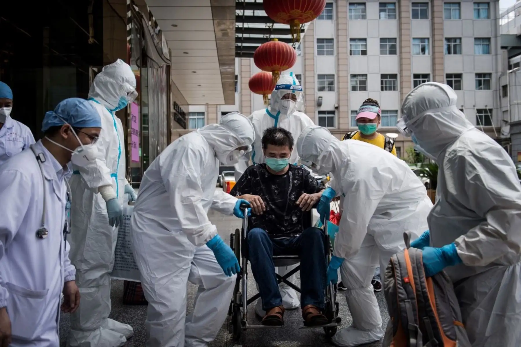 Médicos llevan al último paciente recuperado de la infección por coronavirus COVID-19 en el hospital pulmonar de Wuhan, en China. Foto: AFP
