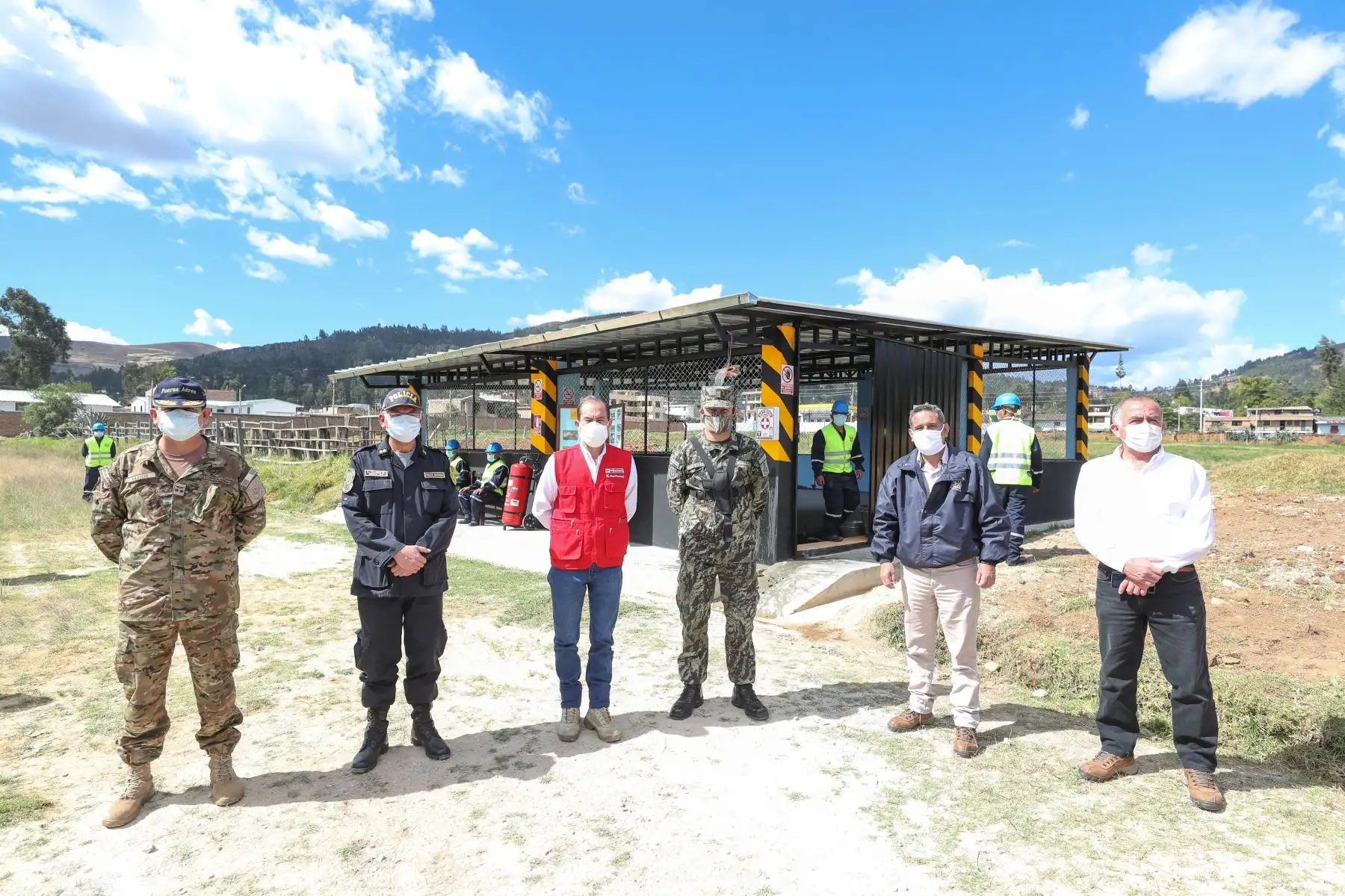 Ministro de Defensa Walter Martos llega a Cajamarca para reunirse con el  gobernador Mesias Guevara, autoridades locales y el congresista Widman Vigo, a fin de  supervisar la descarga de más de 2.3 toneladas de material de salud, entre 5 respiradores de alta gama, pruebas rápidas y equipos de protección para la región.
Foto: Mindef