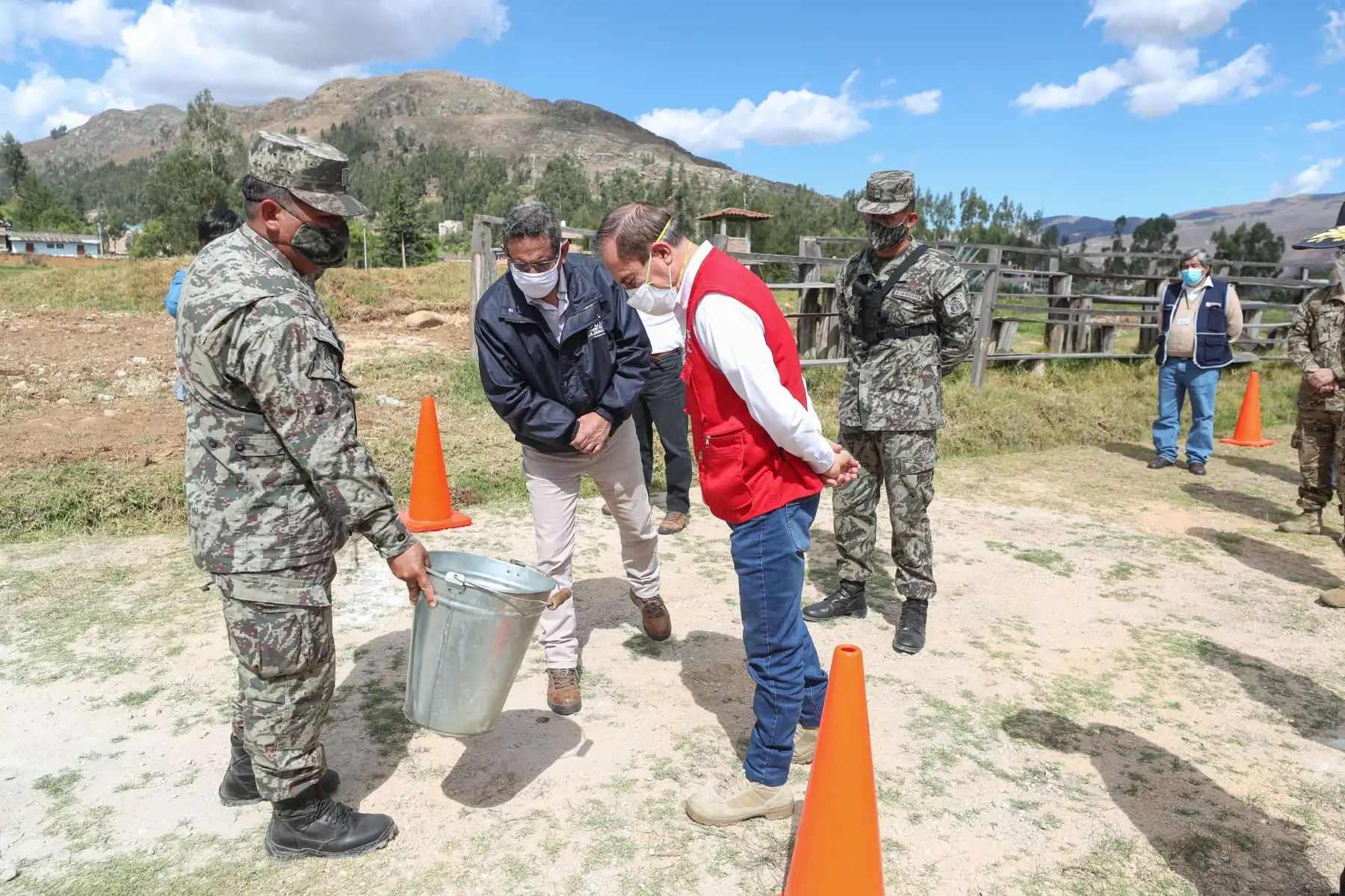 Ministro de Defensa Walter Martos llega a Cajamarca para reunirse con el  gobernador Mesias Guevara, autoridades locales y el congresista Widman Vigo, a fin de  supervisar la descarga de más de 2.3 toneladas de material de salud, entre 5 respiradores de alta gama, pruebas rápidas y equipos de protección para la región.
Foto: Mindef