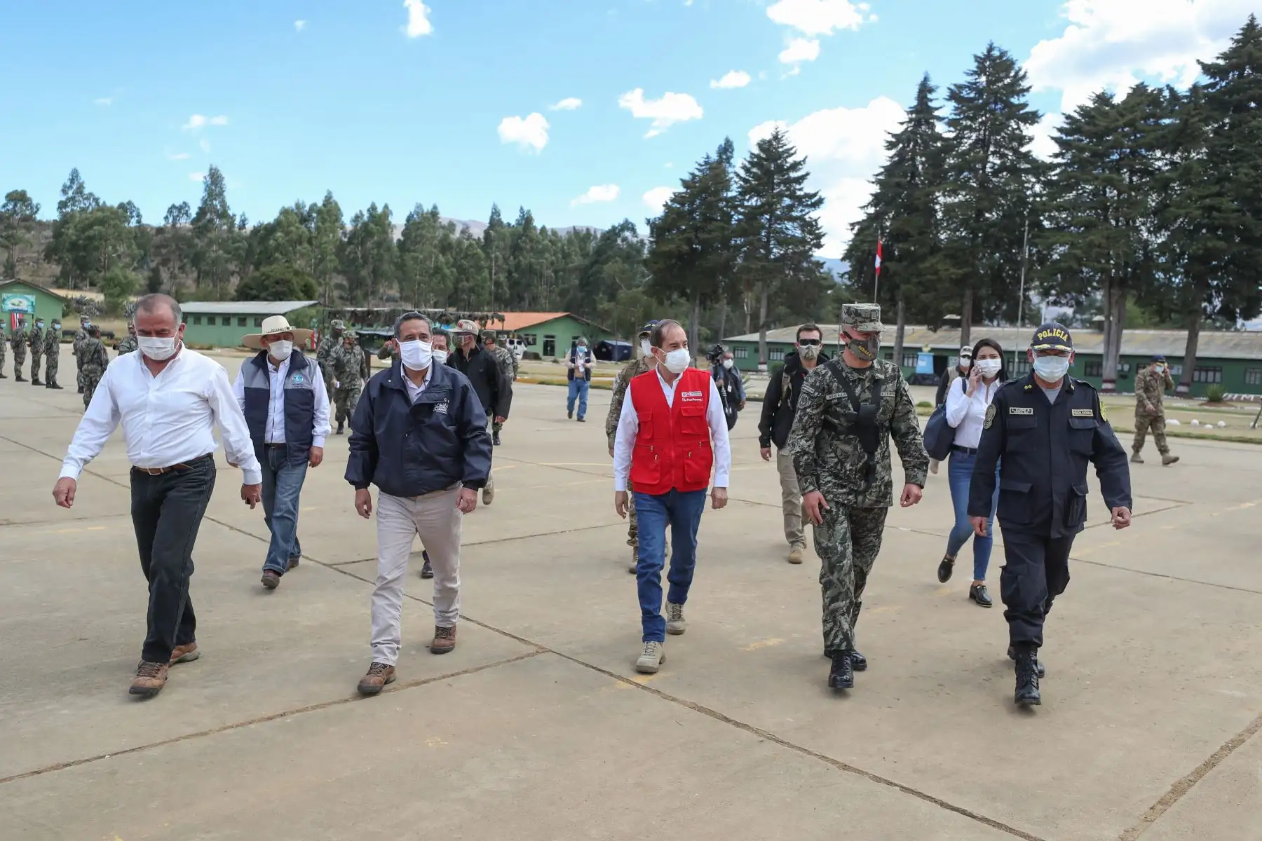 Ministro de Defensa Walter Martos llega a Cajamarca para reunirse con el  gobernador Mesias Guevara, autoridades locales y el congresista Widman Vigo, a fin de  supervisar la descarga de más de 2.3 toneladas de material de salud, entre 5 respiradores de alta gama, pruebas rápidas y equipos de protección para la región.
Foto: Mindef
