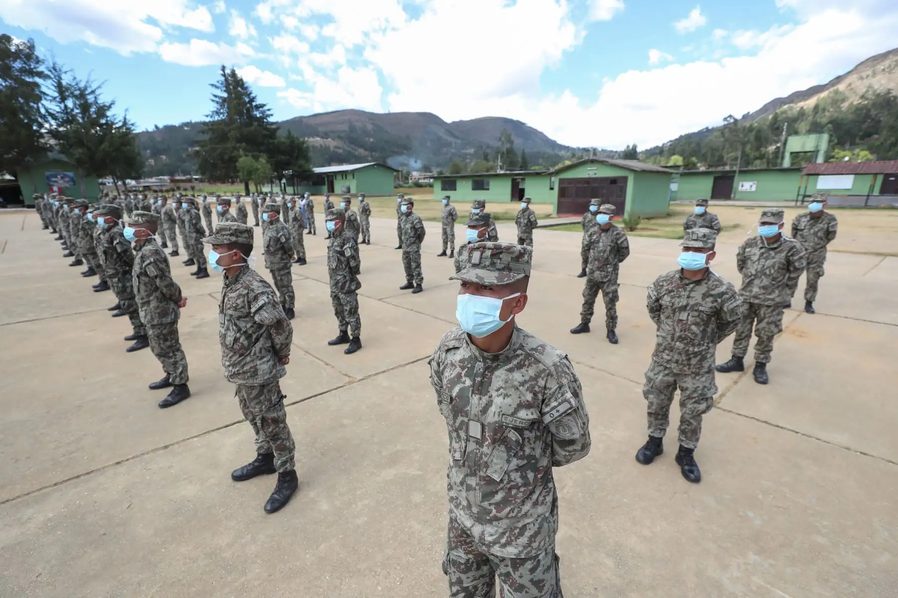 Ministro de Defensa Walter Martos llega a Cajamarca para reunirse con el  gobernador Mesias Guevara, autoridades locales y el congresista Widman Vigo, a fin de  supervisar la descarga de más de 2.3 toneladas de material de salud, entre 5 respiradores de alta gama, pruebas rápidas y equipos de protección para la región.
Foto: Mindef