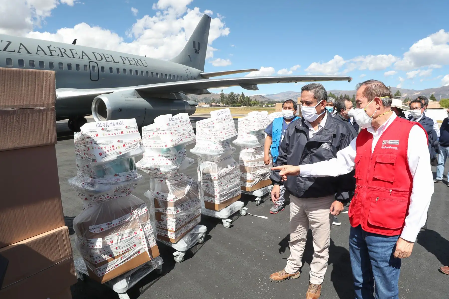 Ministro de Defensa Walter Martos llega a Cajamarca para reunirse con el  gobernador Mesias Guevara, autoridades locales y el congresista Widman Vigo, a fin de  supervisar la descarga de más de 2.3 toneladas de material de salud, entre 5 respiradores de alta gama, pruebas rápidas y equipos de protección para la región.
Foto: Mindef