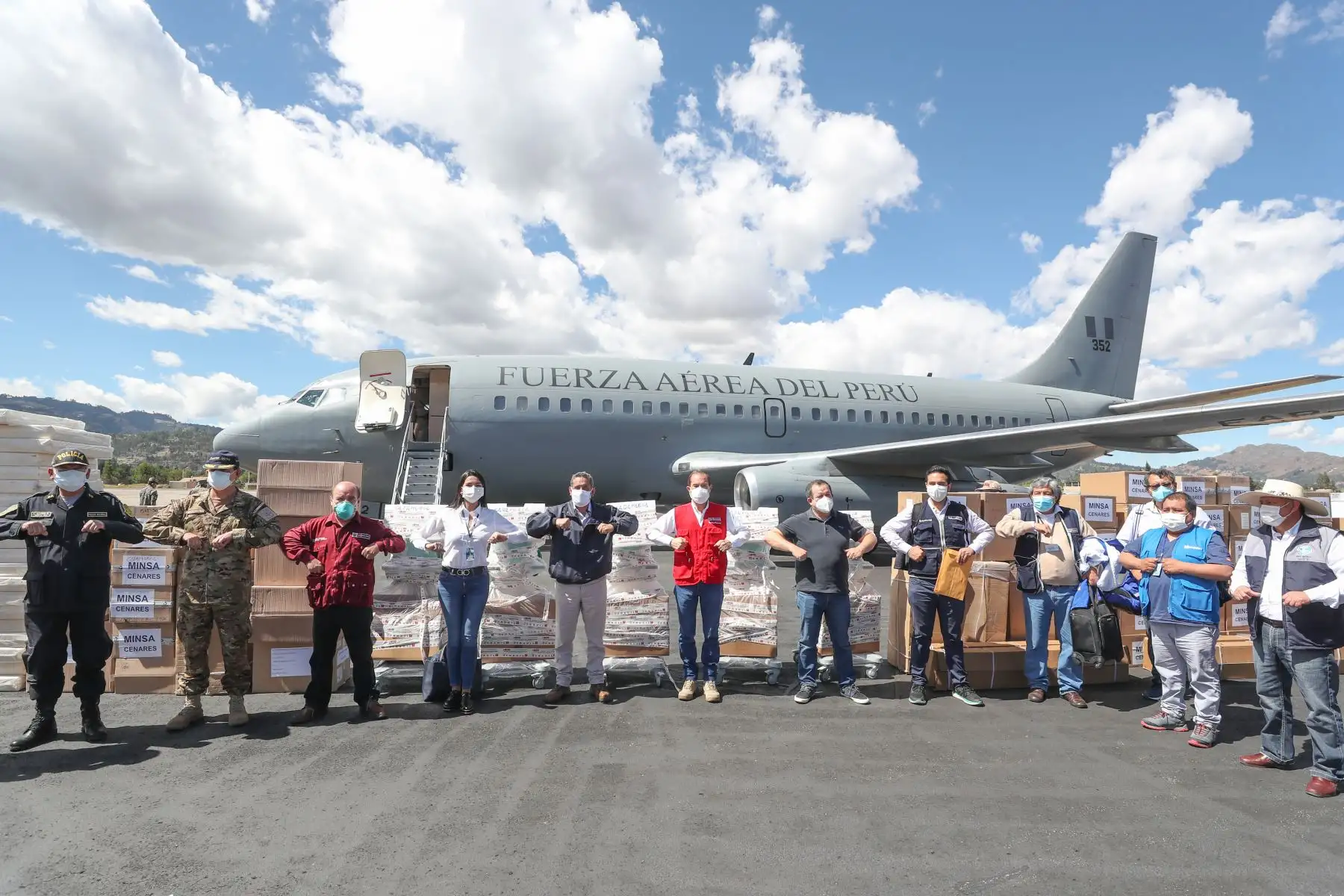 Ministro de Defensa Walter Martos llega a Cajamarca para reunirse con el  gobernador Mesias Guevara, autoridades locales y el congresista Widman Vigo, a fin de  supervisar la descarga de más de 2.3 toneladas de material de salud, entre 5 respiradores de alta gama, pruebas rápidas y equipos de protección para la región.
Foto: Mindef