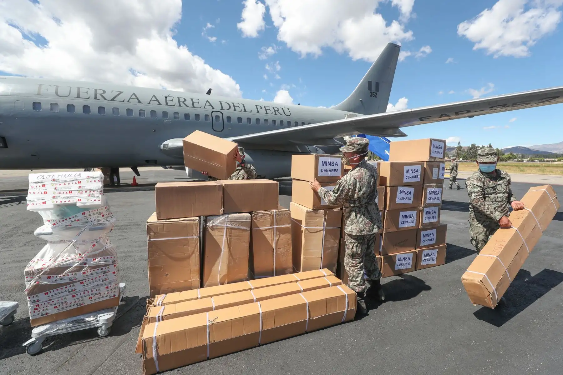 Ministro de Defensa Walter Martos llega a Cajamarca para reunirse con el  gobernador Mesias Guevara, autoridades locales y el congresista Widman Vigo, a fin de  supervisar la descarga de más de 2.3 toneladas de material de salud, entre 5 respiradores de alta gama, pruebas rápidas y equipos de protección para la región.
Foto: Mindef