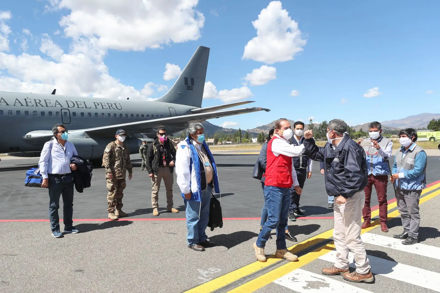Ministro de Defensa Walter Martos llega a Cajamarca para reunirse con el  gobernador Mesias Guevara, autoridades locales y el congresista Widman Vigo, a fin de  supervisar la descarga de más de 2.3 toneladas de material de salud, entre 5 respiradores de alta gama, pruebas rápidas y equipos de protección para la región.
Foto: Mindef