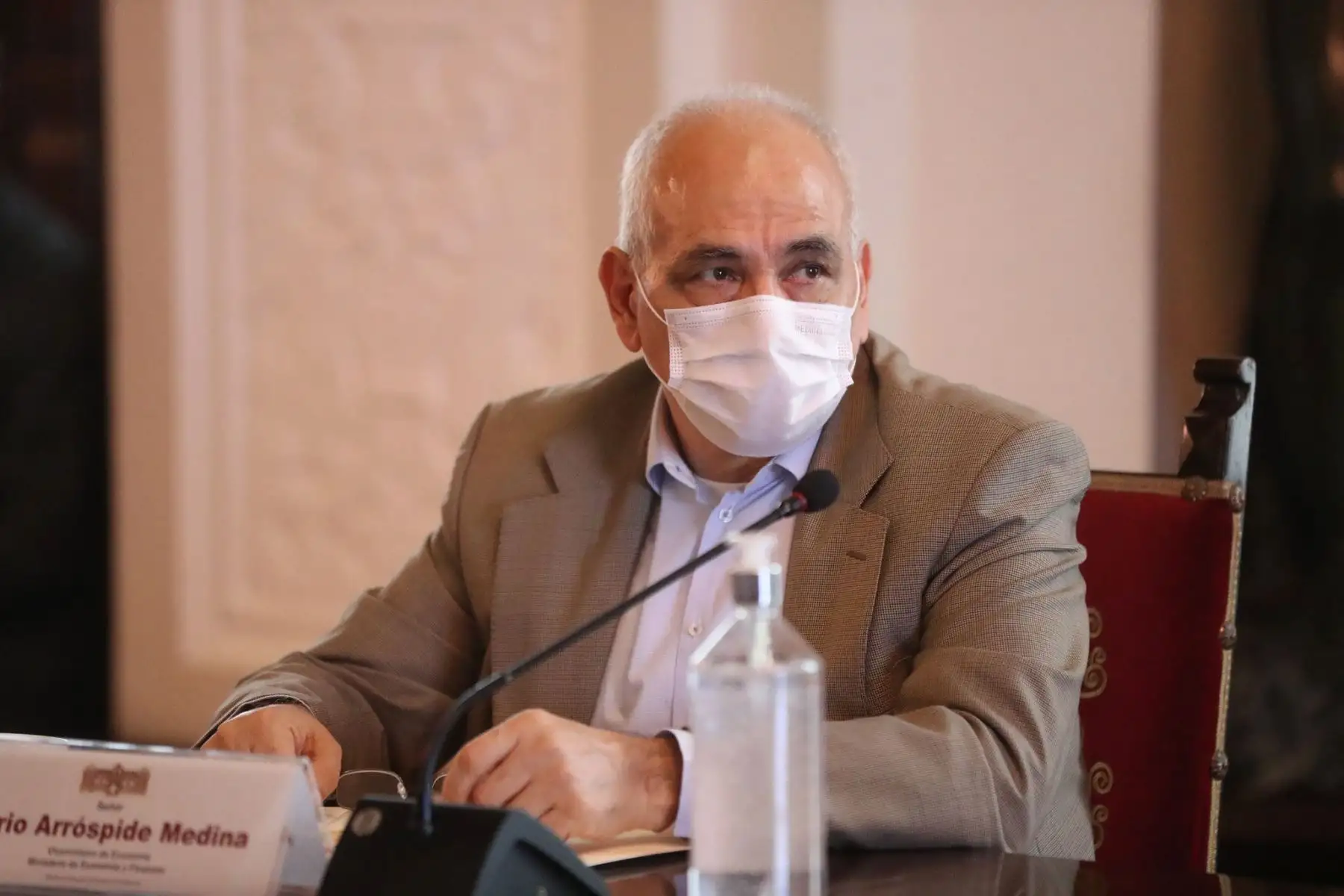 El viceministro de Economía, Mario Arróspide participa en la la V Sesión del Comité de Alto Nivel por un Perú Digital, Innovador y Competitivo con  el objetivo de acelerar las acciones del Estado en la Transformación Digital en beneficio de los ciudadanos para enfrentar la emergencia sanitaria.
Foto: PCM
