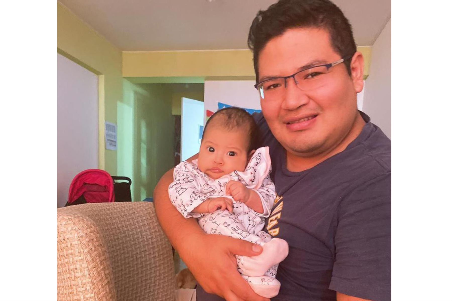 El doctor Luis Beltrán carga en sus brazos a su pequeña Charlize Aitana, de dos meses de nacida. Foto:ANDINA/Cortesía
