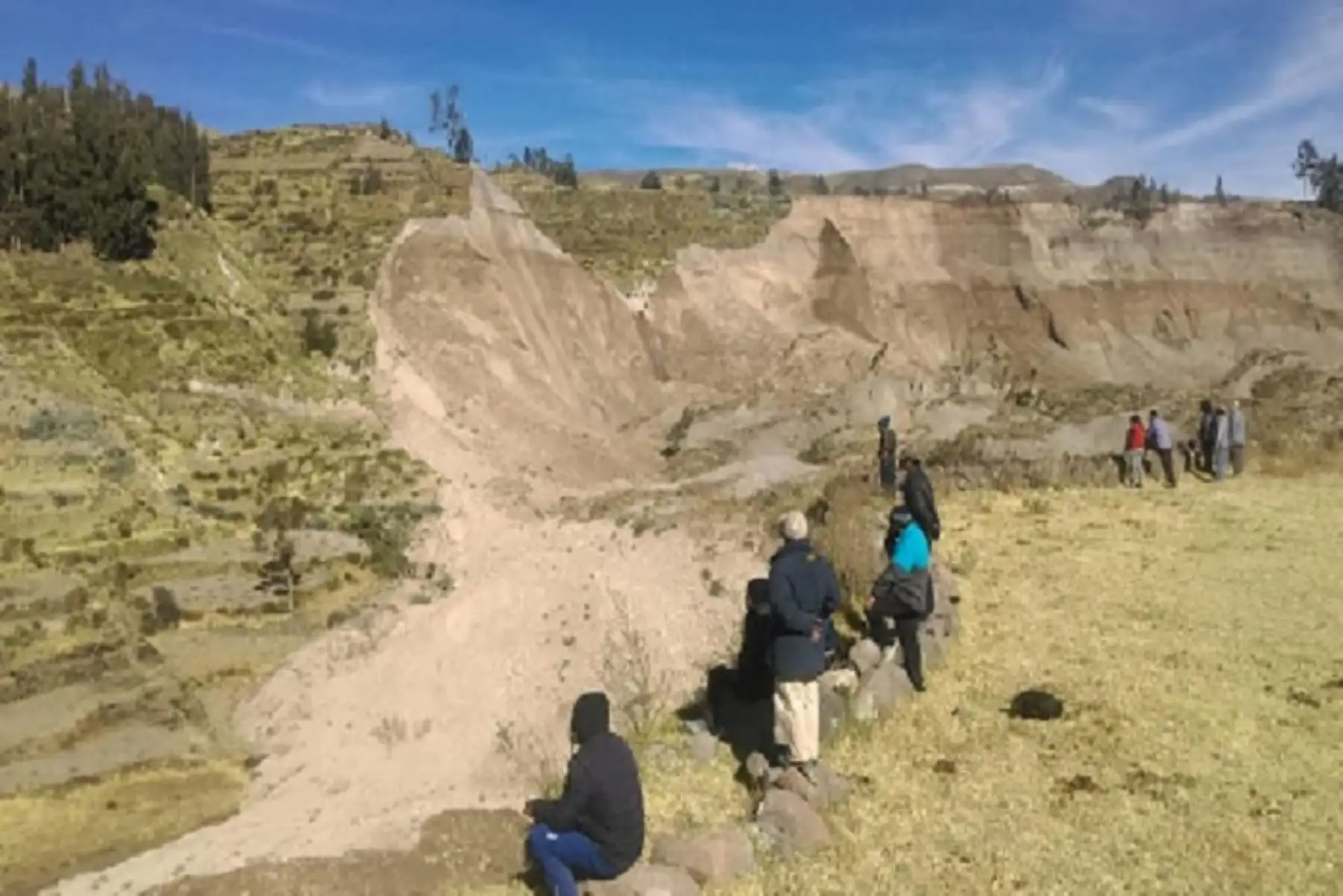 Ya se dispuso el traslado de maquinaria pesada a la zona del deslizamiento para que realicen trabajos de habilitación en el cauce del río Colca, donde se formó un dique que obstaculiza el paso de las aguas.