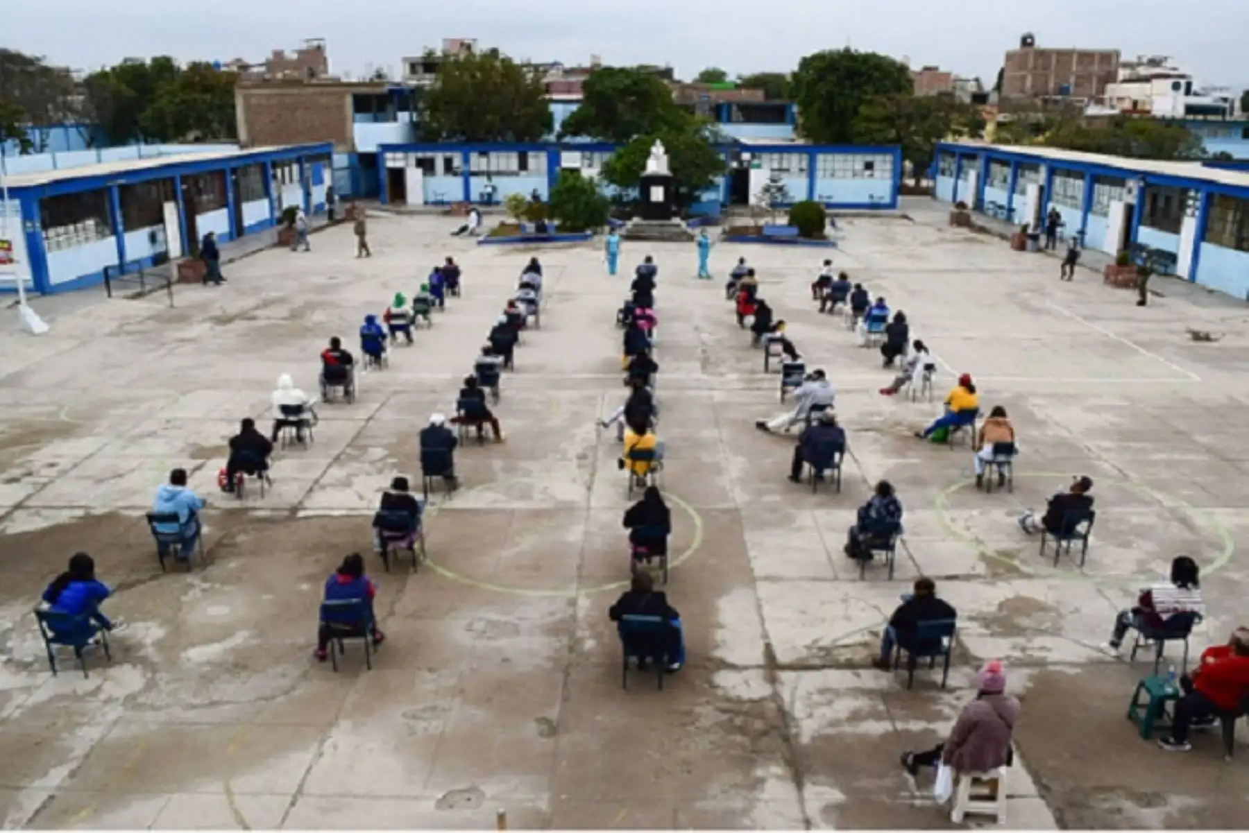 Aproximadamente 2, 000 personas acudieron a los colegios María Negrón, Faustino Sánchez Carrión, Pedro Ureña y San Juan del centro de Trujillo, acondicionados para la atención y diagnóstico temprano del covid-19.