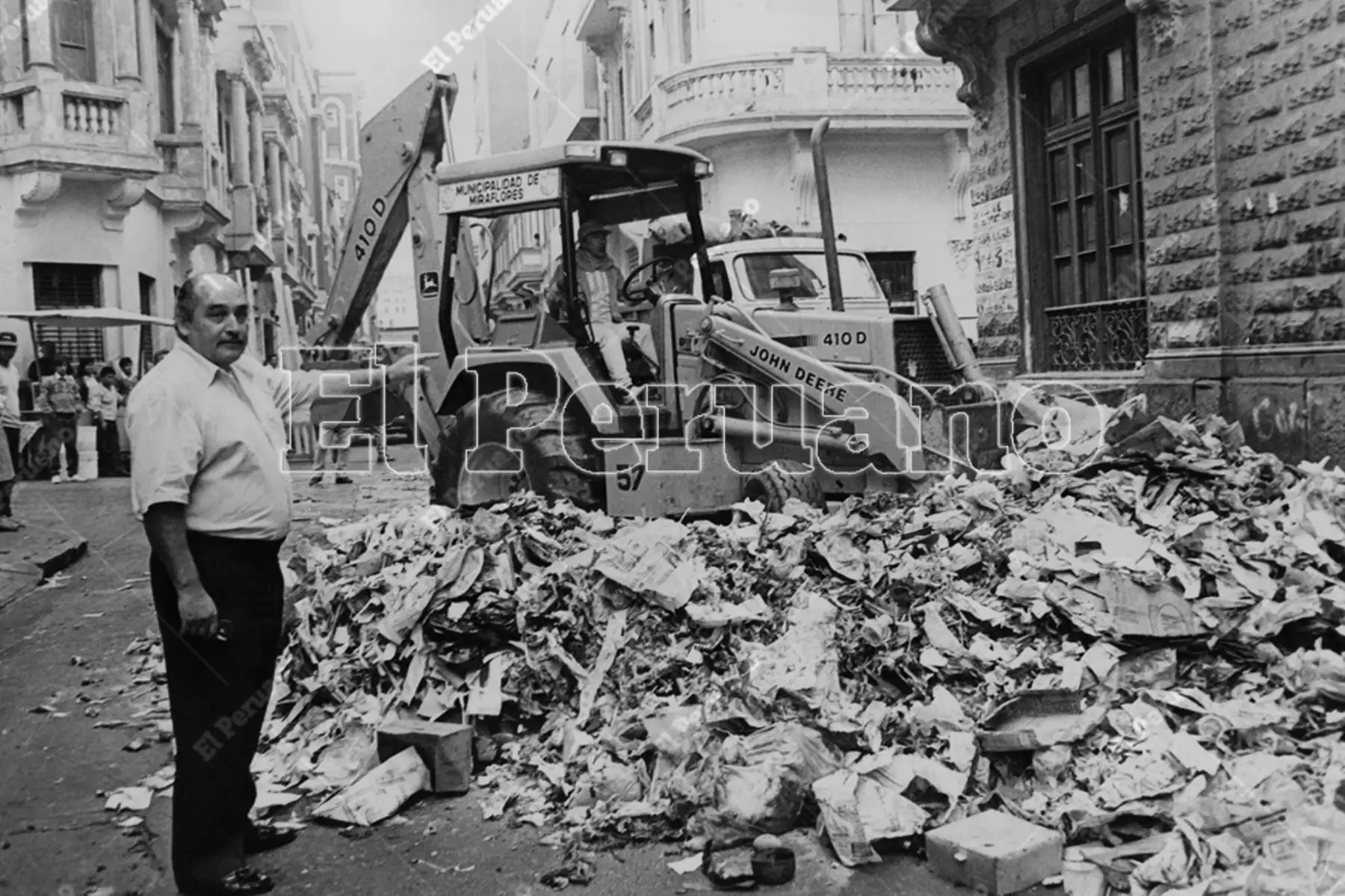 Lima - 1995 / Alberto Andrade, alcalde de Miraflores, colaboró con la limpieza pública en el Centro Histórico de Lima. 
Foto: Archivo Histórico de El Peruano.