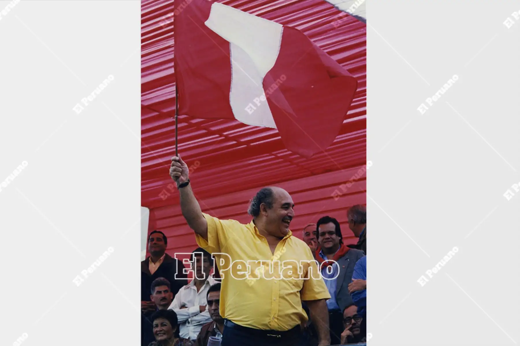 Lima - 1998 / El alcalde Lima, Alberto Andrade Carmona, sostiene una bandera peruana en una ceremonia oficial. 
Foto: Archivo Histórico de El Peruano