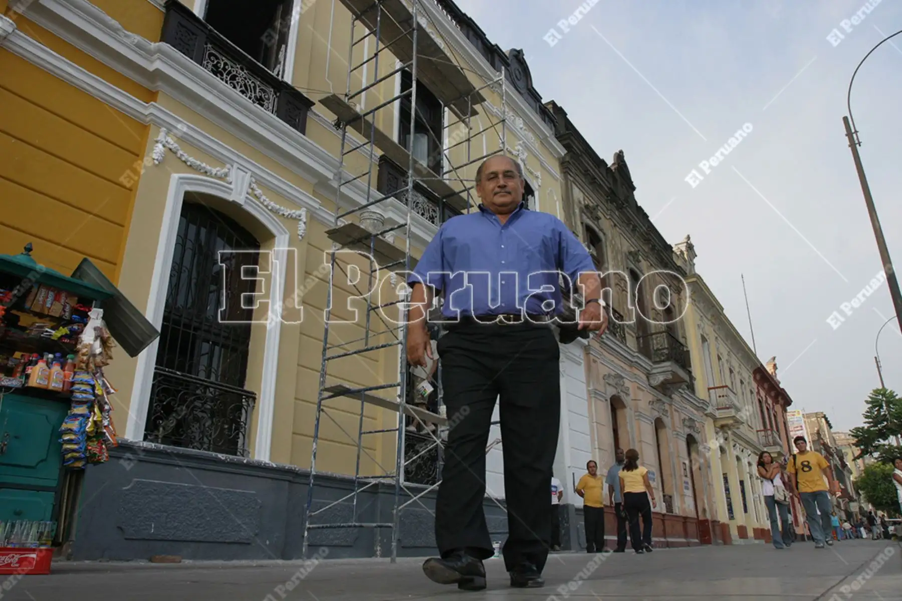 Lima - 31 marzo 2005 / Alberto Andrade Carmona, excalde de Lima, caminando por el  Centro Histórico que ayudó a recuperar en su gestión edil. 
Foto: Diario Oficial El Peruano / Carlos Lezama