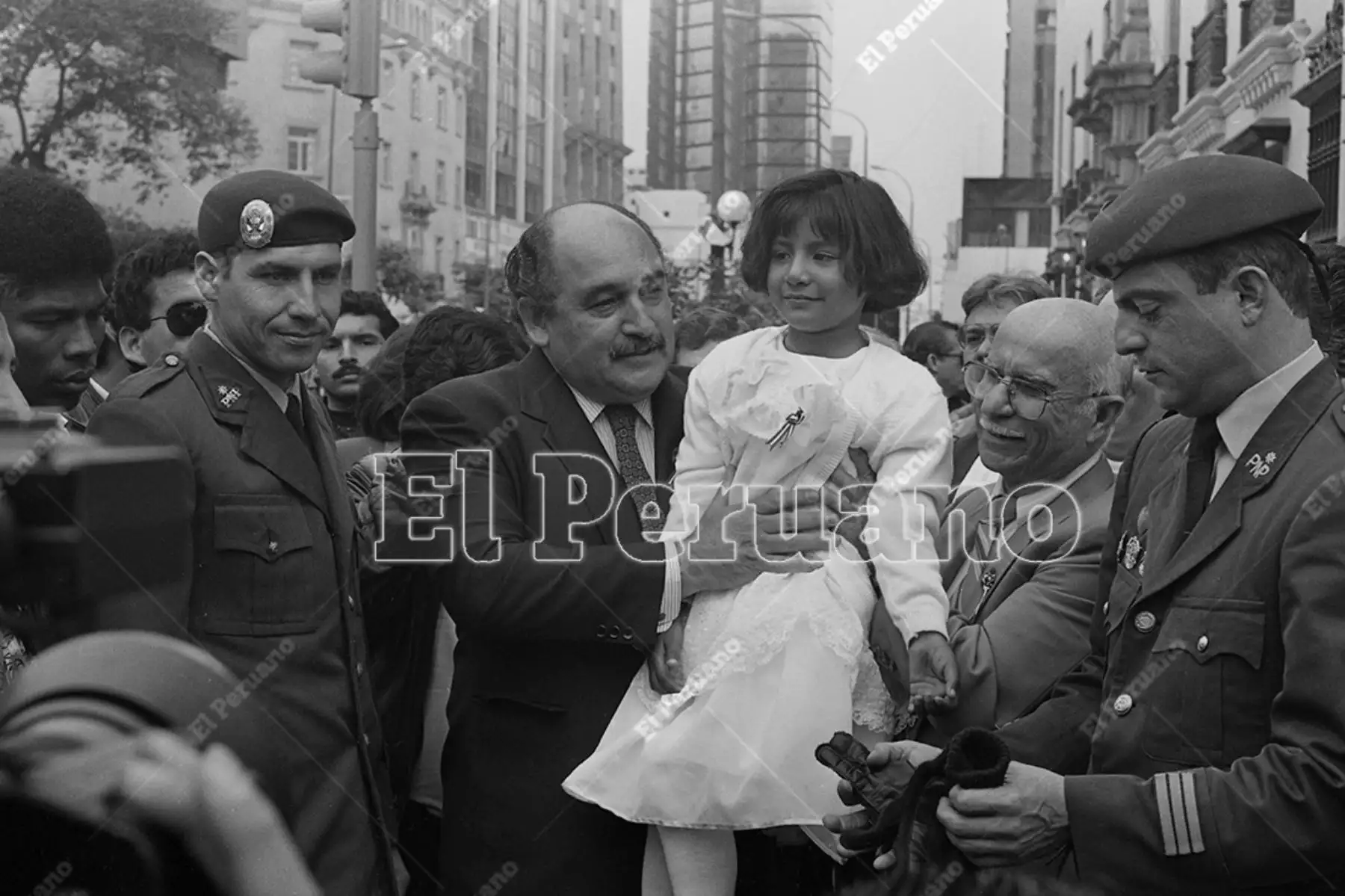 Lima - 18 julio 1993 / El alcalde  Alberto Andrade Carmona y Vanessa Quiroga, niña símbolo de Tarata, participan en la marcha por la paz en Miraflores. 
Foto: Archivo Histórico de El Peruano / Leoncio Mariscal