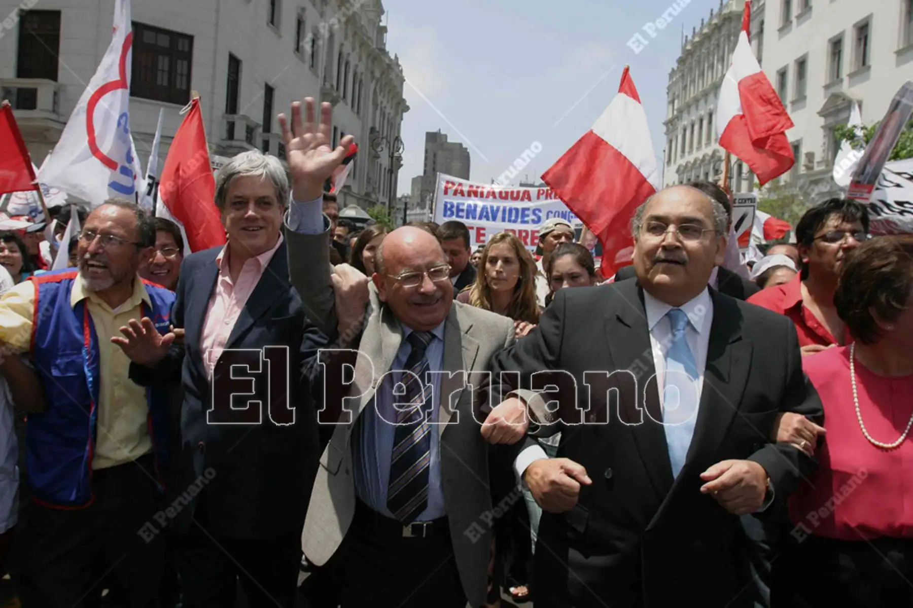 Lima - 9 diciembre 2005 / Drago Kisic, de la Coordinadora de Independientes; Valentín Paniagua, de Acción Popular; y Alberto Andrade, de Somos Perú, inscribieron la Alianza Frente de Centro en el JNE para participar en las elecciones generales del 2006. 
Foto: Diario Oficial El Peruano / Héctor Vinces