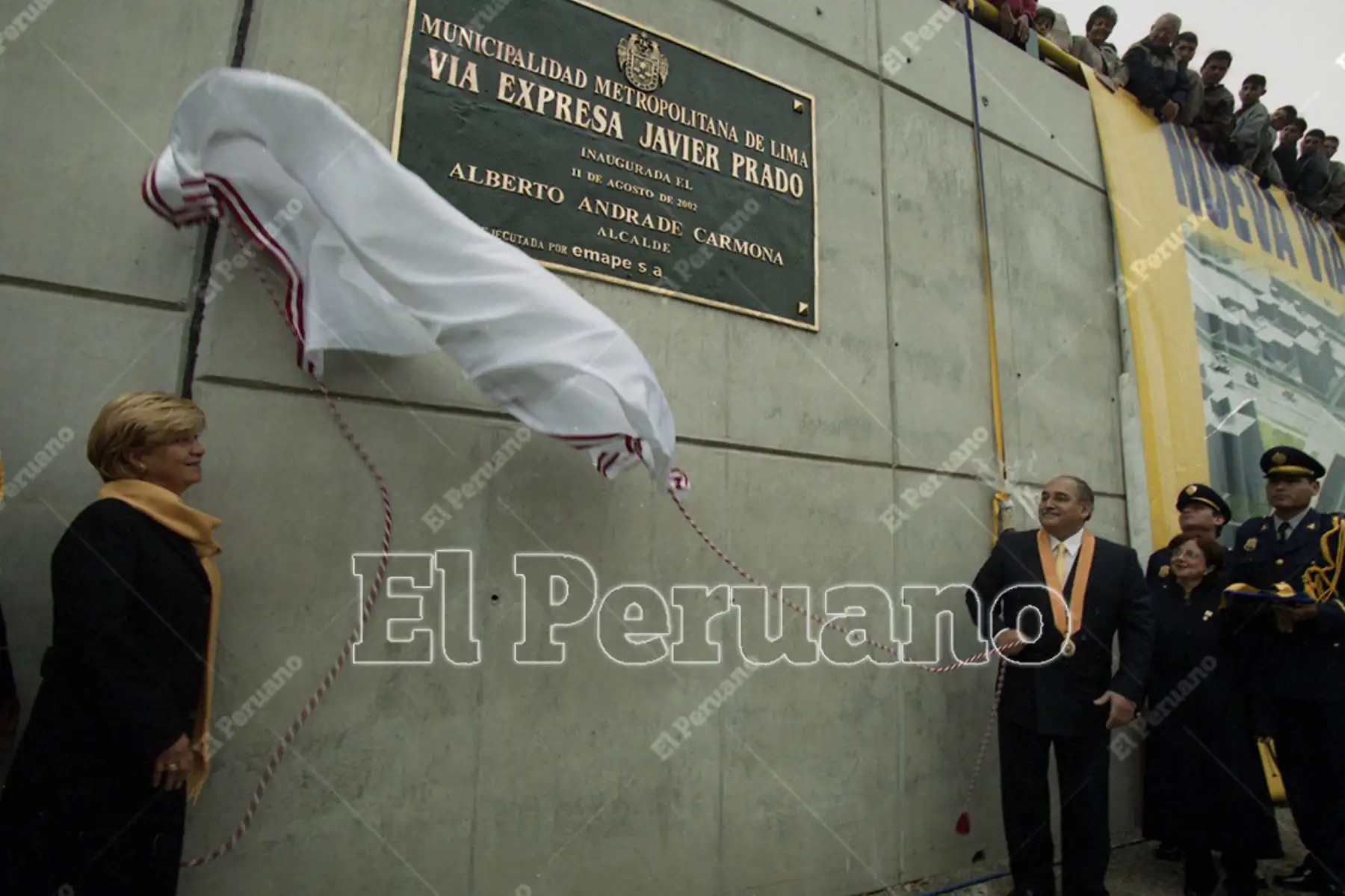 Lima - 11 agosto 2002 / El alcalde de Lima, Alberto Andrade, inauguró la Vía Expresa de Javier Prado, en compañía de su esposa Anita Botteri. 
Foto: Diario Oficial El Peruano / Jack Ramón