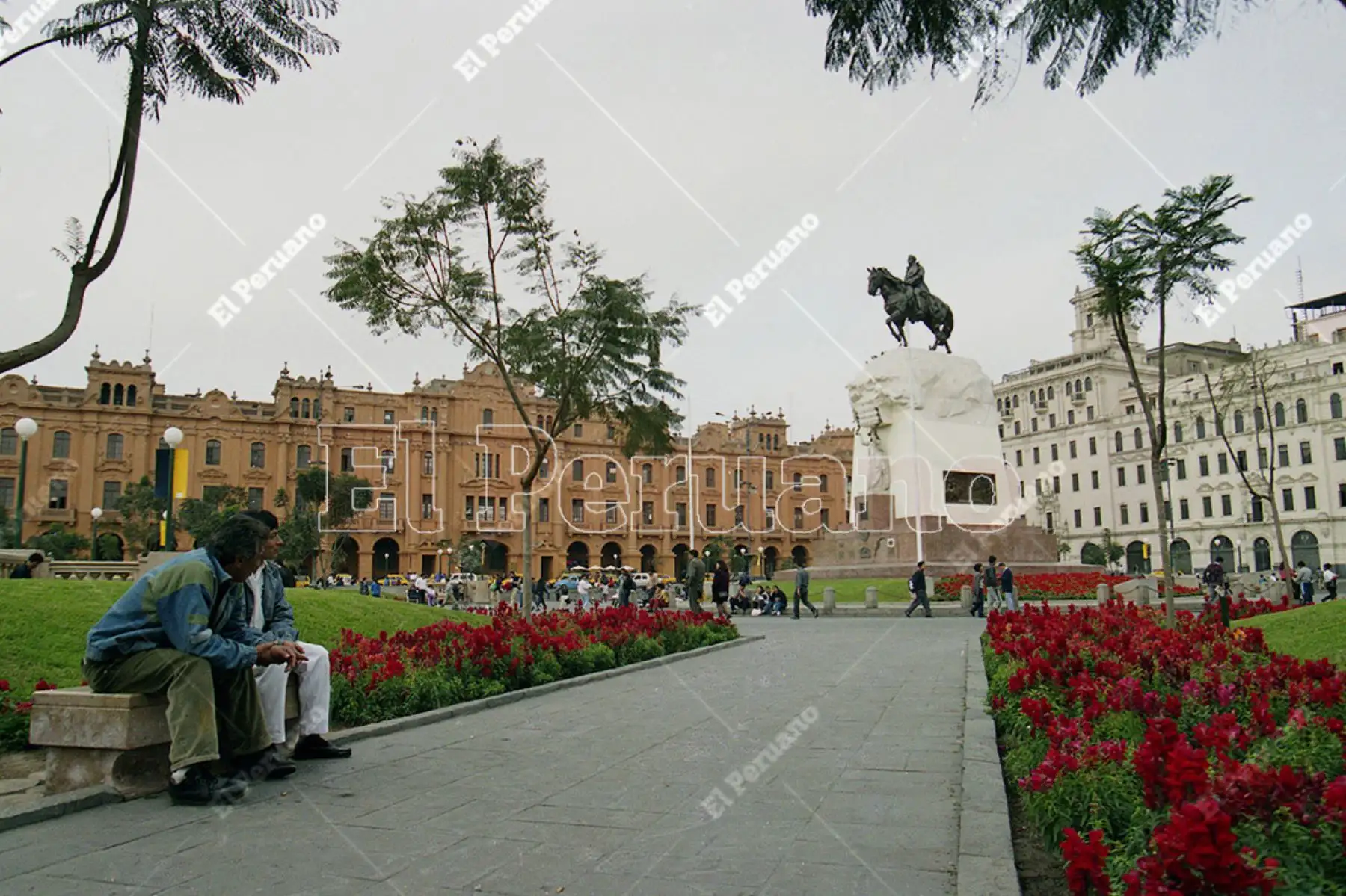 Lima - 8 setiembre 1999 / Plaza San Martín. Recuperación del Centro Histórico durante la gestión del alcalde Alberto Andrade. 
Foto: Diario Oficial El Peruano / Christian Bernuy