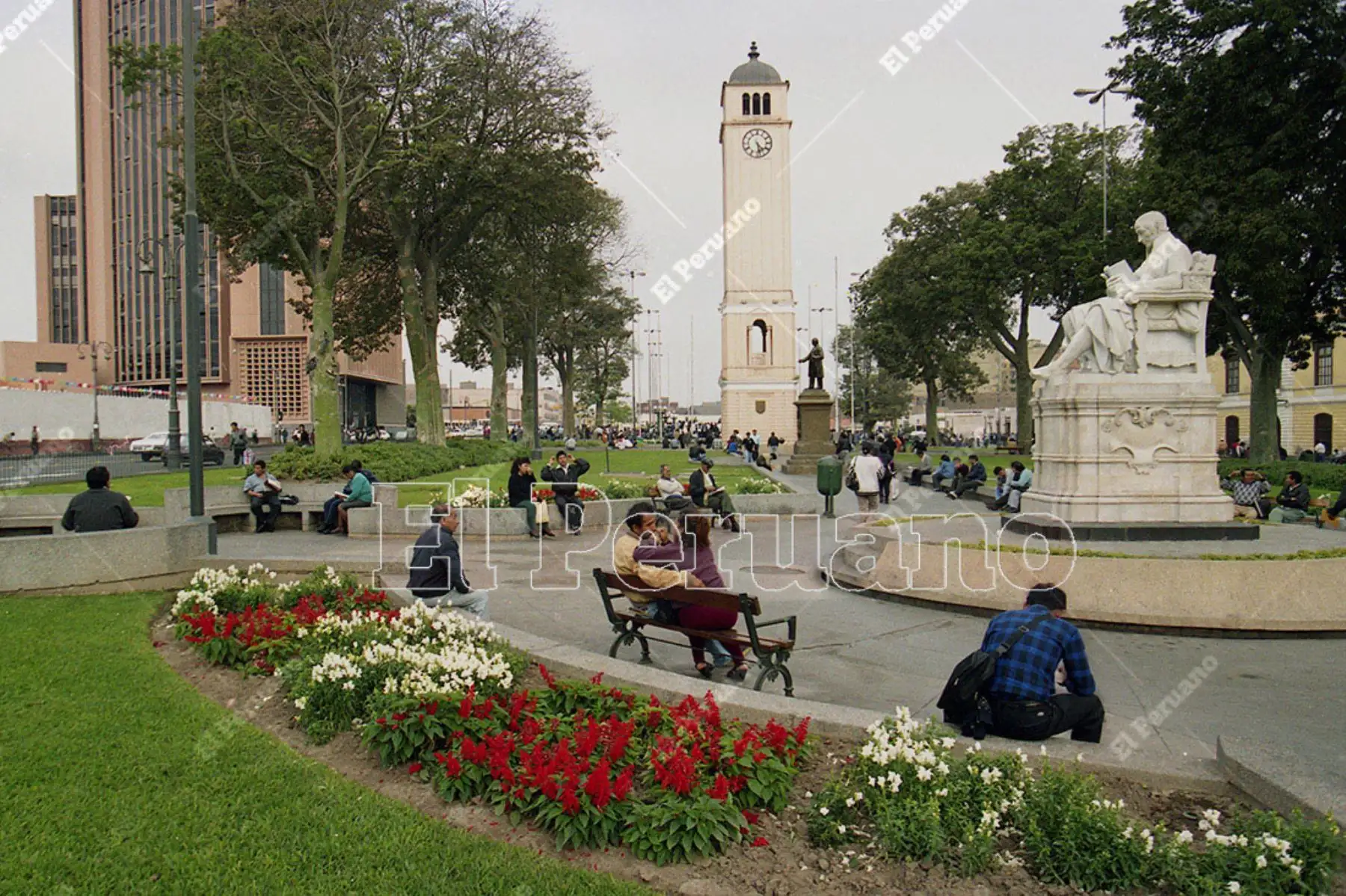 Lima - 8 setiembre 1999 / Parque Universitario. Recuperación del Centro Histórico durante la gestión del alcalde Alberto Andrade. 
Foto: Diario Oficial El Peruano / Christian Bernuy