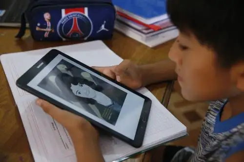 La estrategia Aprendo en Casa-Cierre de Brecha Digital fue creada por el Minedu para garantizar la continuidad y la calidad del servicio educativo para escolares de zonas rurales y urbanas que viven en pobreza. Foto: ANDINA/difusión.