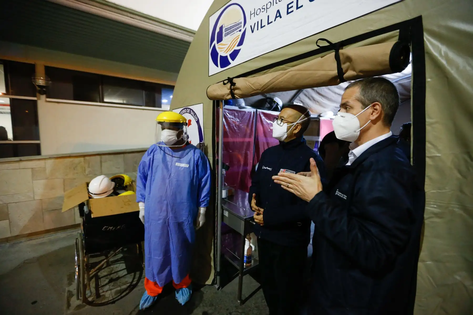 Ministro de Salud Víctor Zamora supervisa atenciones a pacientes Covid-19 en Hospital de Emergencias Villa El Salvador. Foto: Minsa