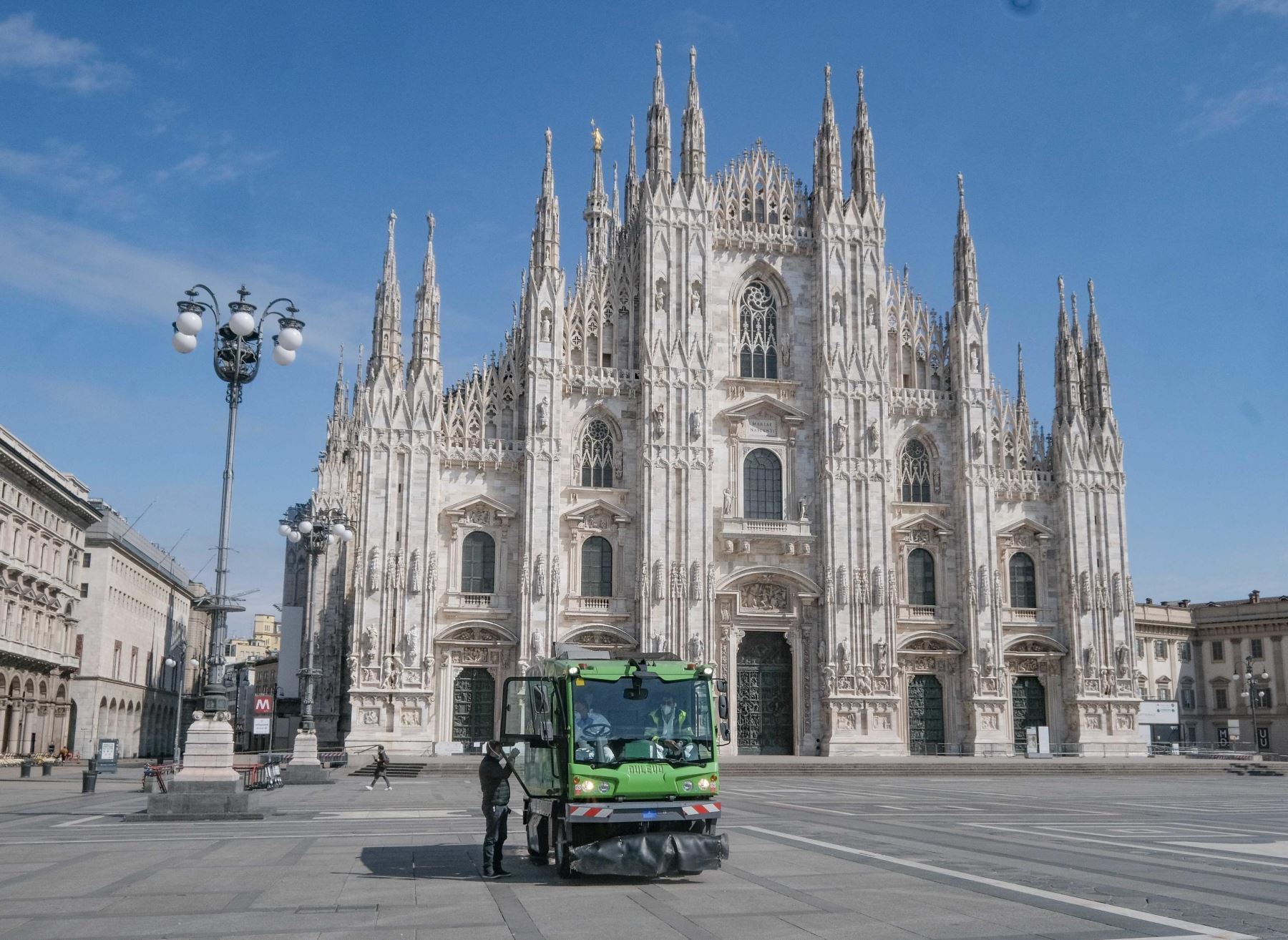 Trabajadores sanitarios desinfectaban la Plaza del Duomo de Milán. Foto: EFE
