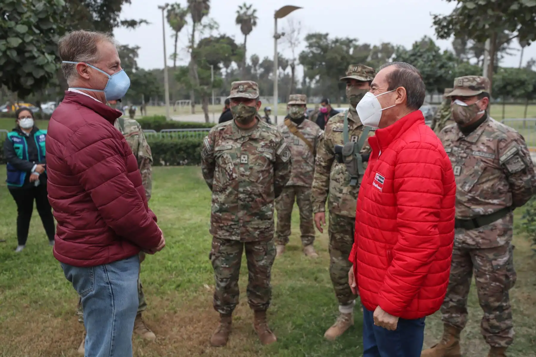 El ministro de Defensa, Walter Martos, la titular de la producción Rocío Barrios y el alcalde de Lima Jorge Muñoz, supervisan la habilitación de espacios temporales para mil vendedores informales aproximadamente de Lima norte en el Club Zonal Sinchi Roca en Comas, cumpliendo los protocolos de bioseguridad. Foto: MINDEF