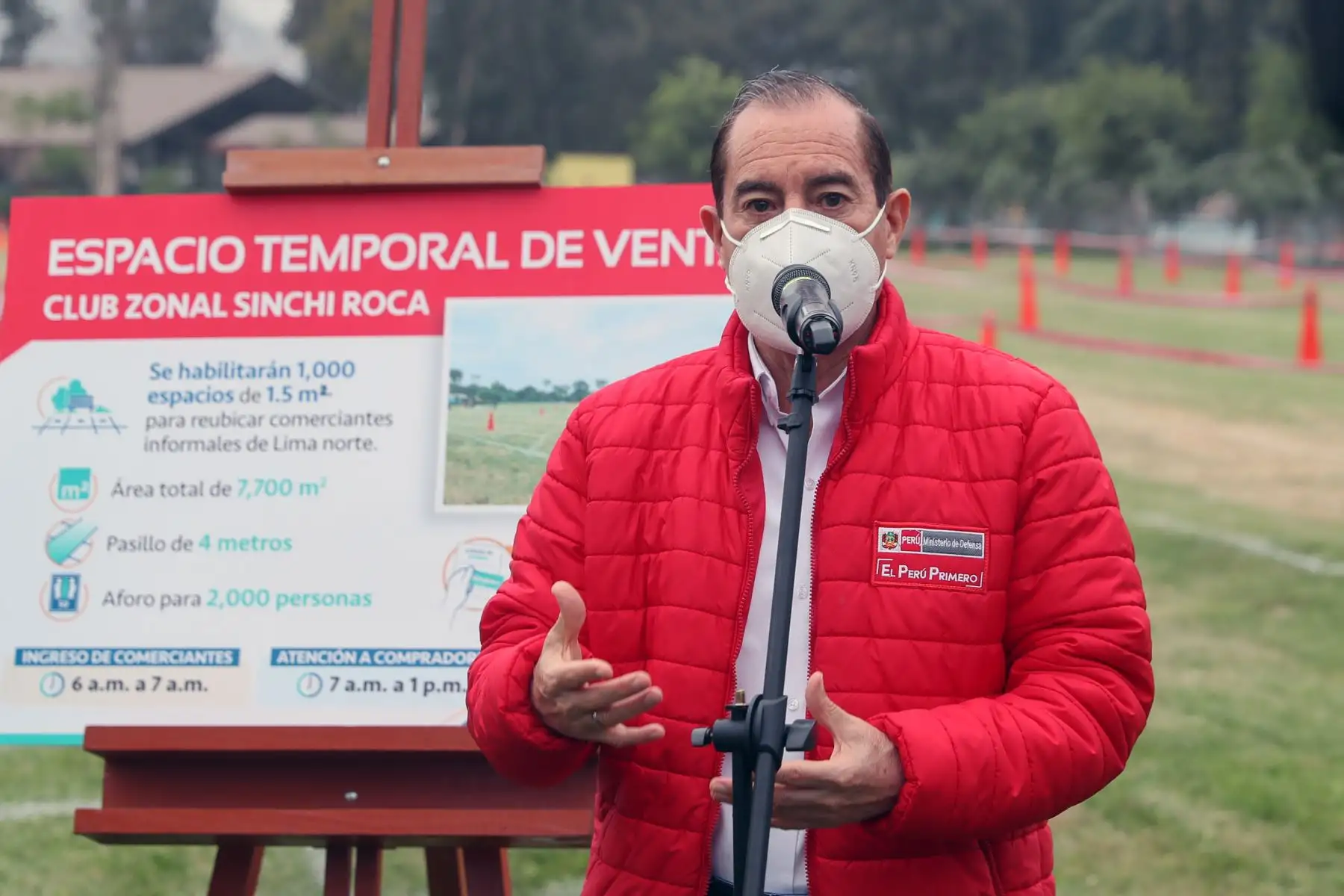 El ministro de Defensa, Walter Martos, la titular de la producción Rocío Barrios y el alcalde de Lima Jorge Muñoz, supervisan la habilitación de espacios temporales para mil vendedores informales aproximadamente de Lima norte en el Club Zonal Sinchi Roca en Comas, cumpliendo los protocolos de bioseguridad. Foto: MINDEF
