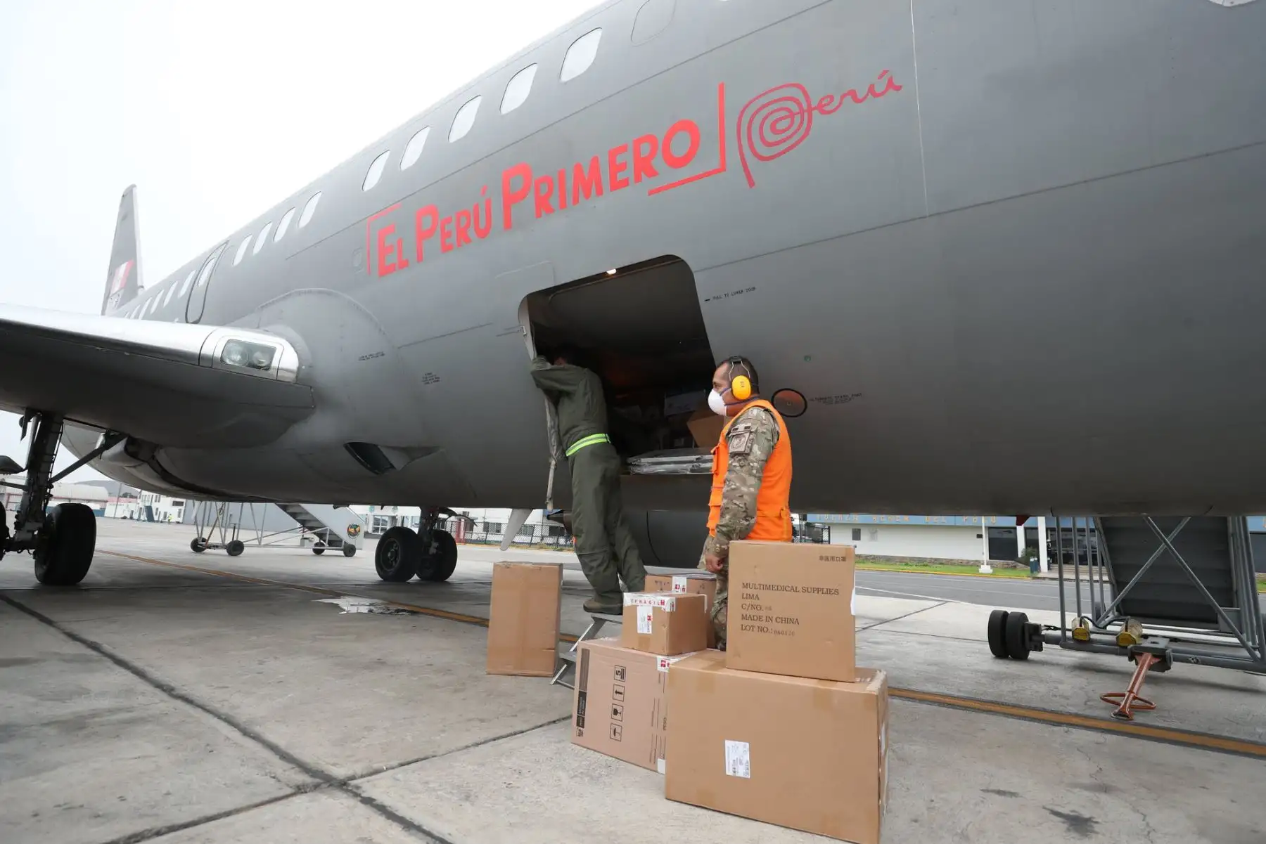 El presidente del Consejo de Ministros, Vicente Zeballos junto a ministros de trabajo y cultura, arriban a Tarapoto, donde entregarán medicamentos, equipos de protección personal, 5 ventiladores mecánicos y 5000 pruebas rápidas en beneficio de la población de la región San Martín. Foto: PCM