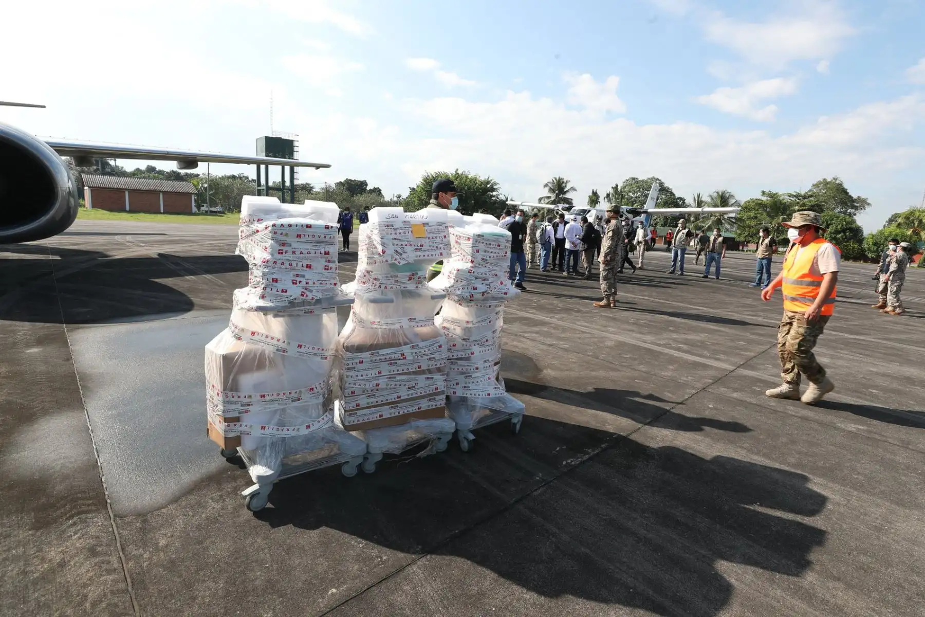 El presidente del Consejo de Ministros, Vicente Zeballos junto a ministros de trabajo y cultura, arriban a Tarapoto, donde entregarán medicamentos, equipos de protección personal, 5 ventiladores mecánicos y 5000 pruebas rápidas en beneficio de la población de la región San Martín. Foto: PCM